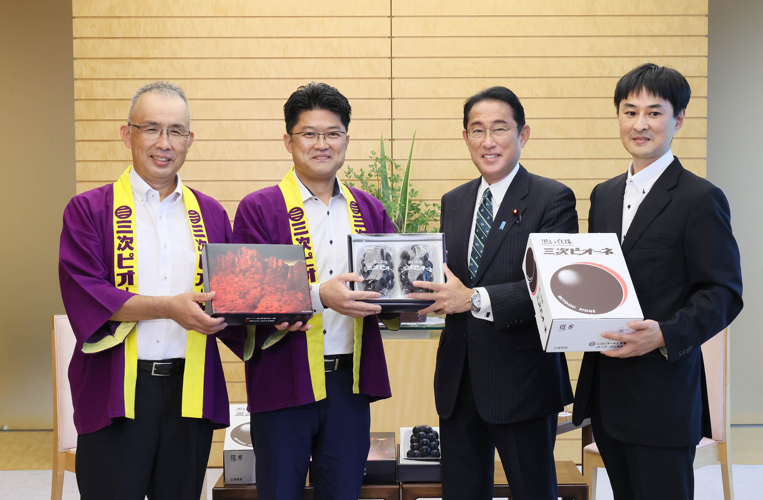 贈呈を受ける岸田総理１