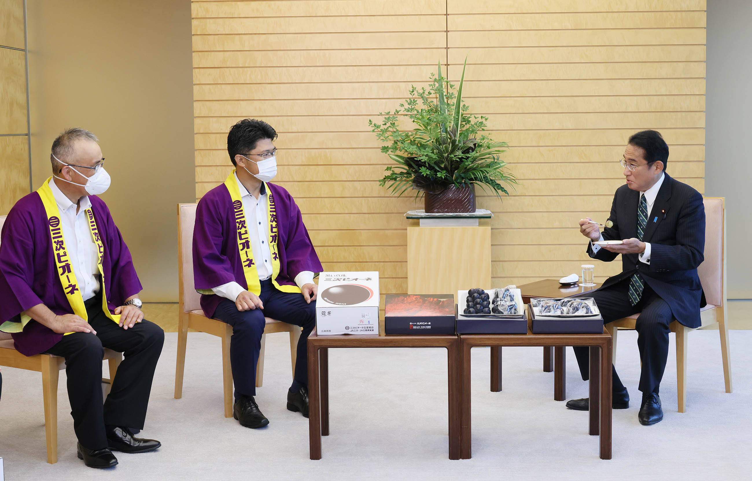 贈呈を受ける岸田総理３