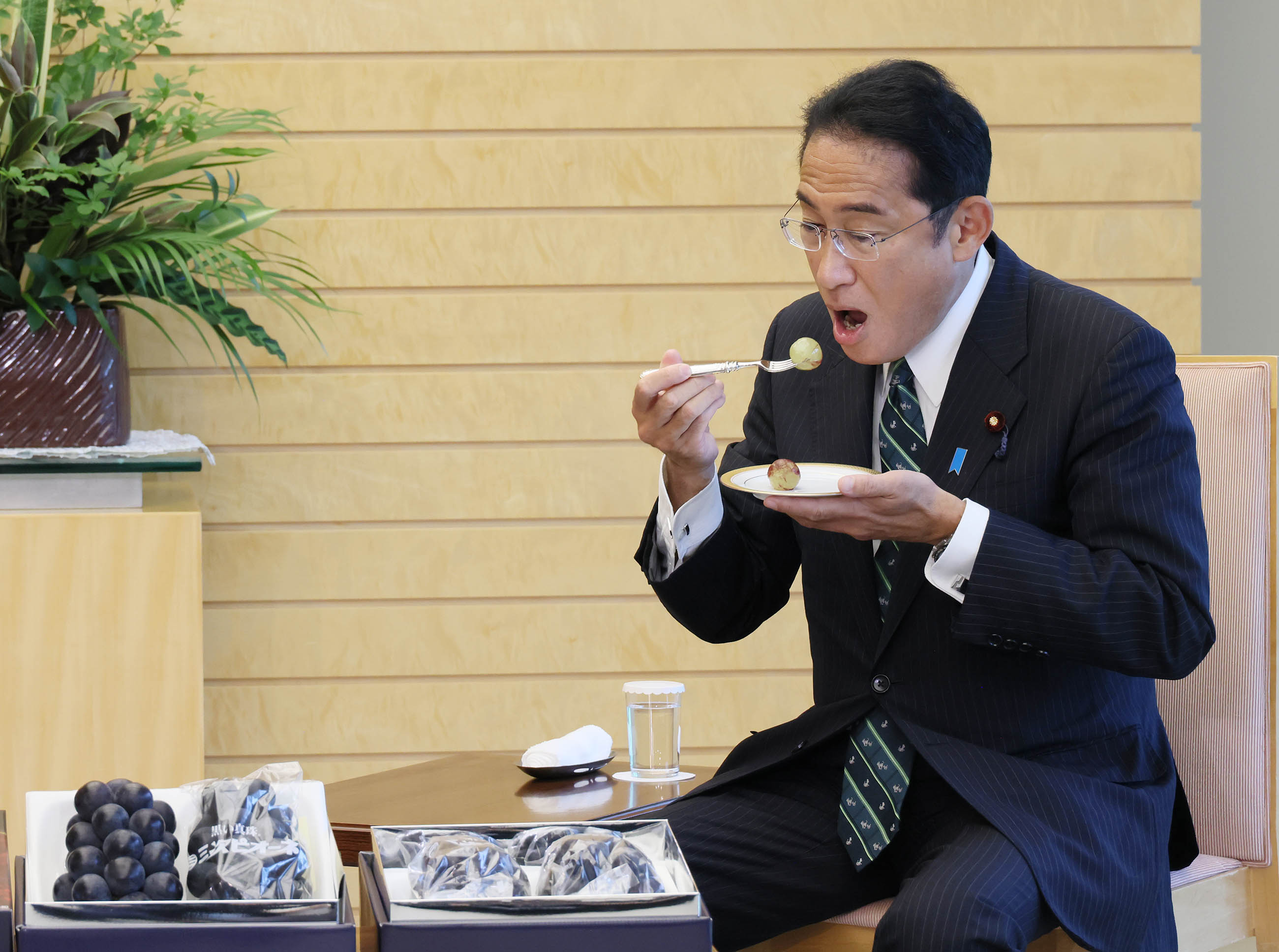 贈呈を受ける岸田総理４