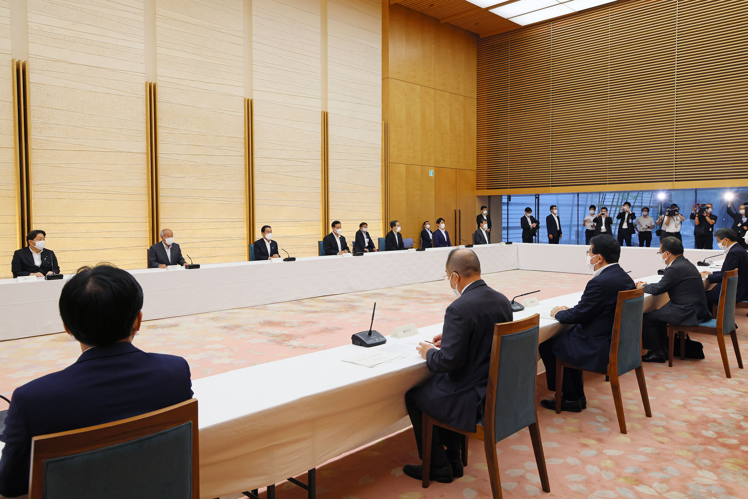 会議に臨む岸田総理２