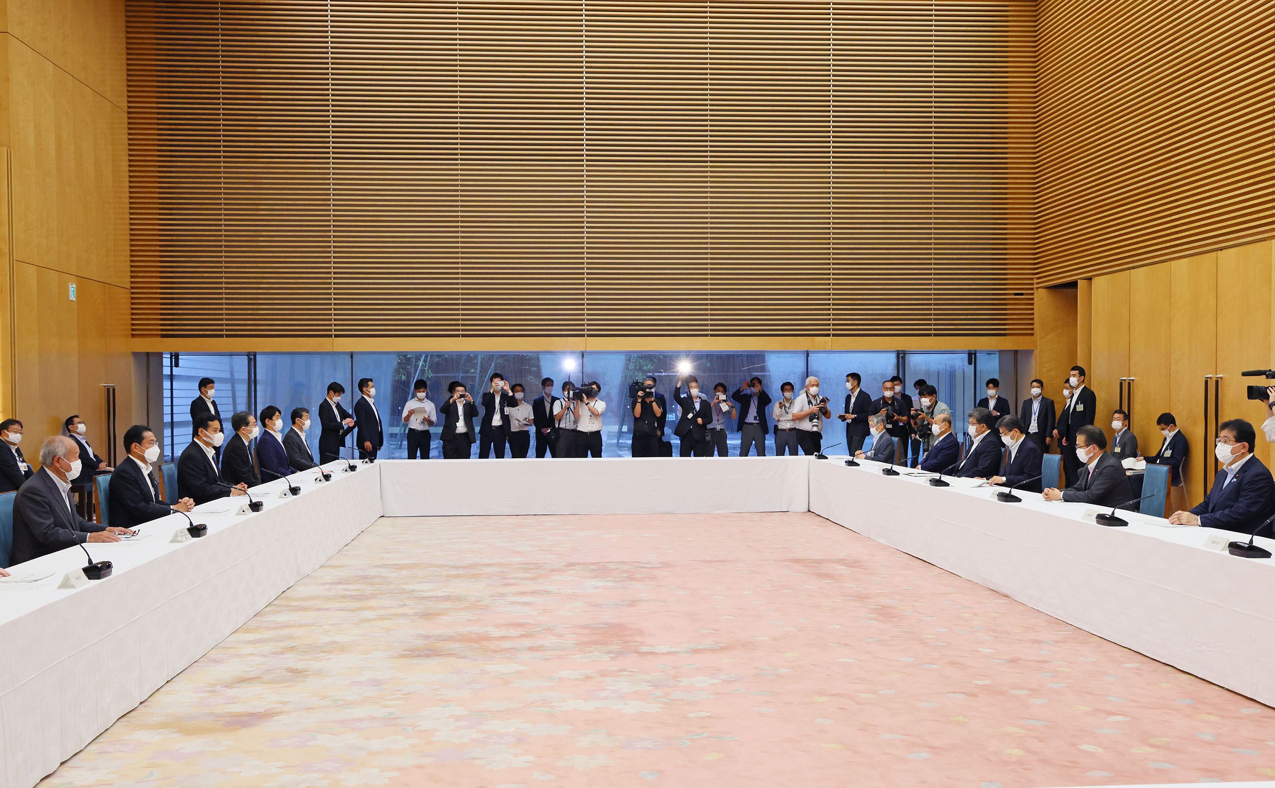 会議に臨む岸田総理３