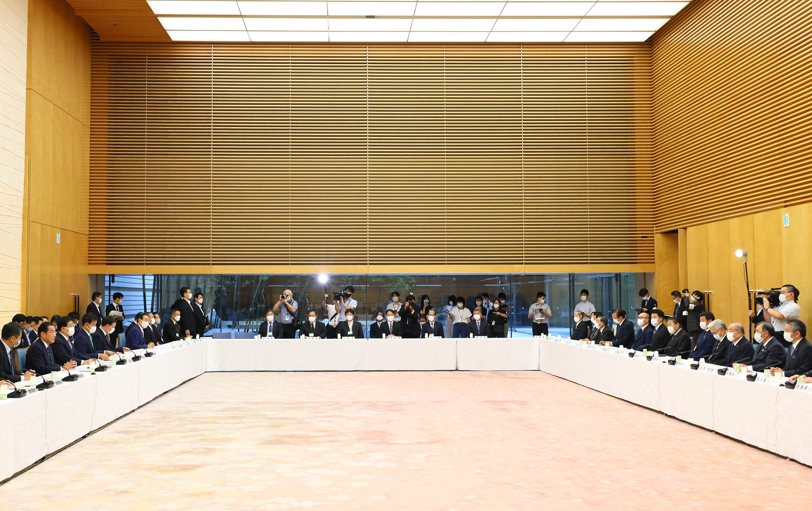 挨拶する岸田総理３