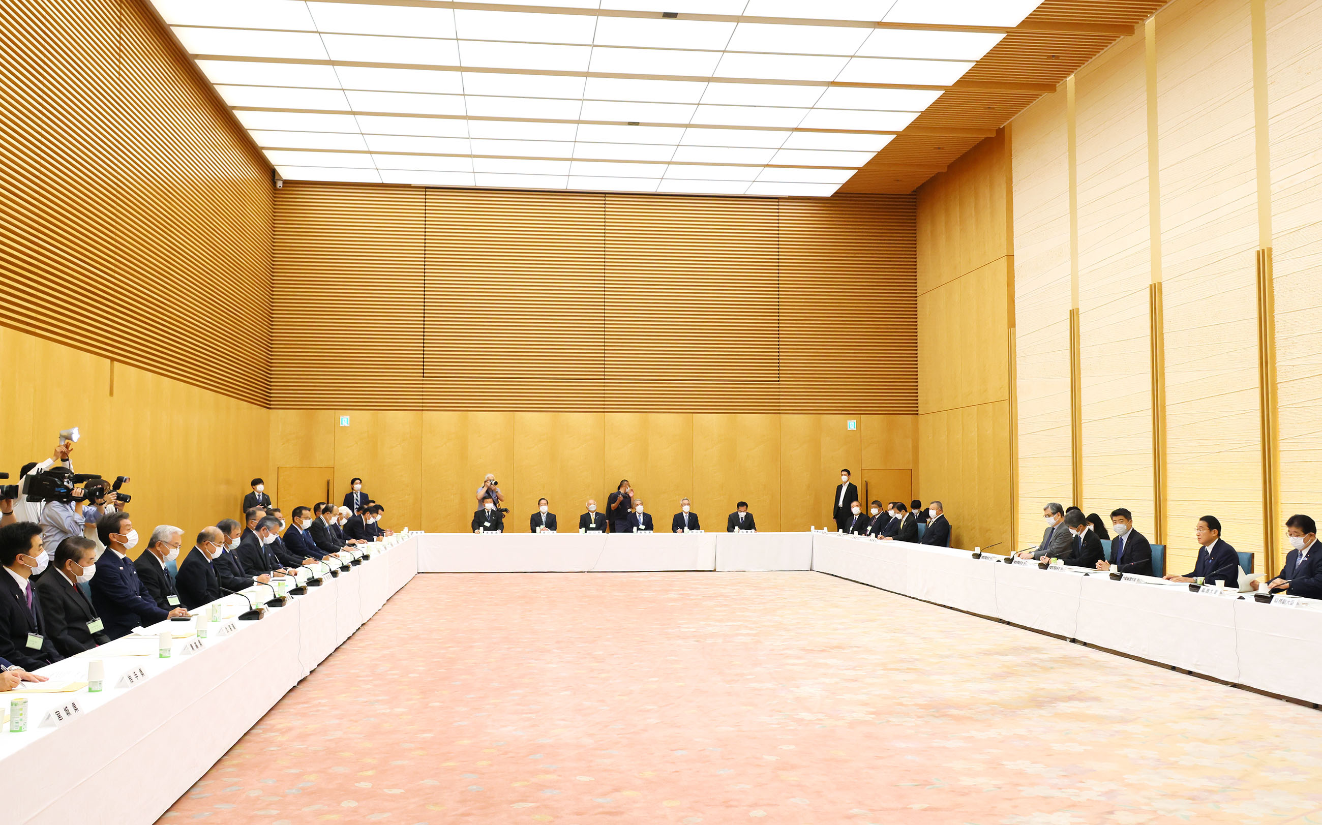 挨拶する岸田総理５