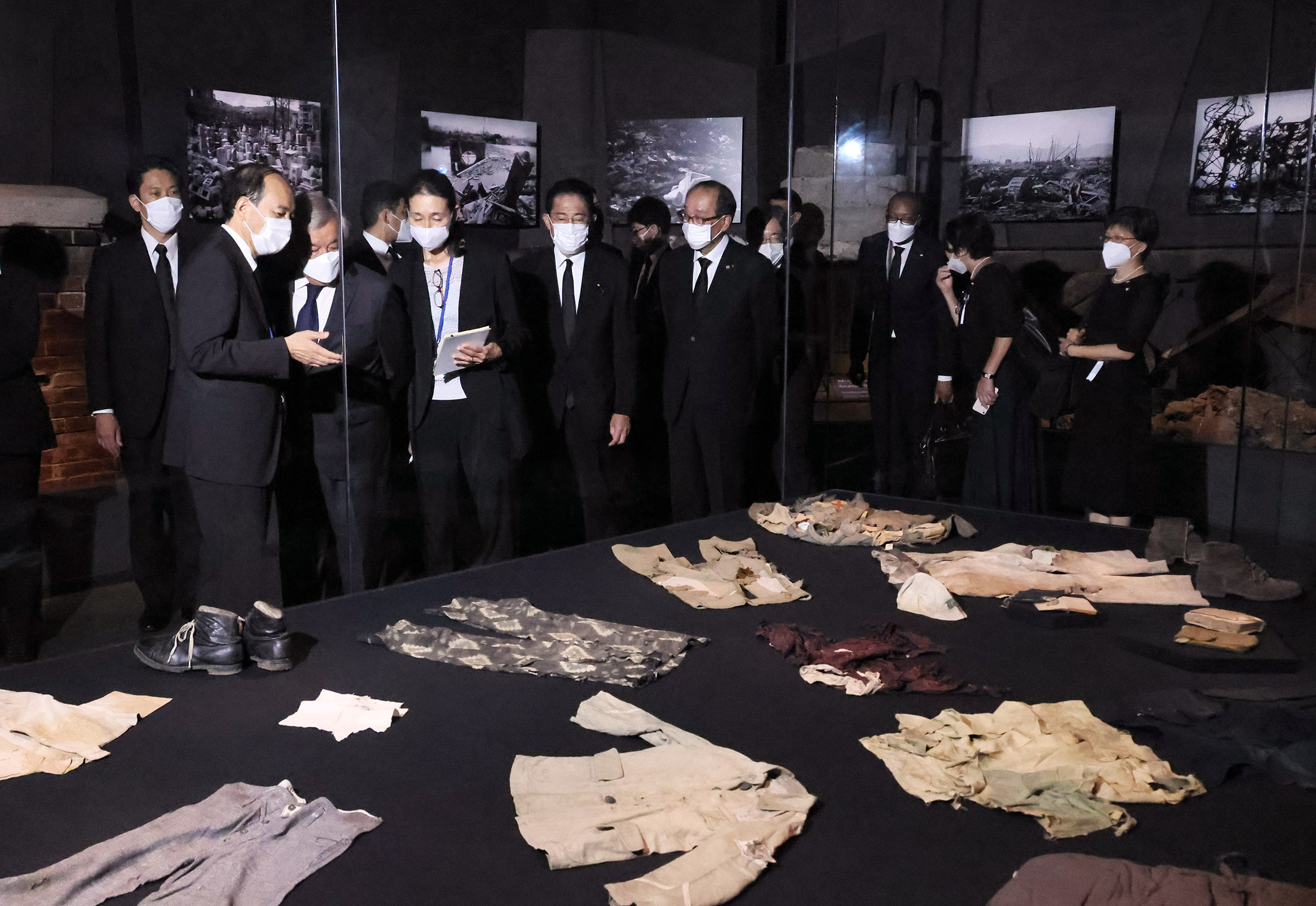 広島平和記念資料館を視察する岸田総理とグテーレス国連事務総長２