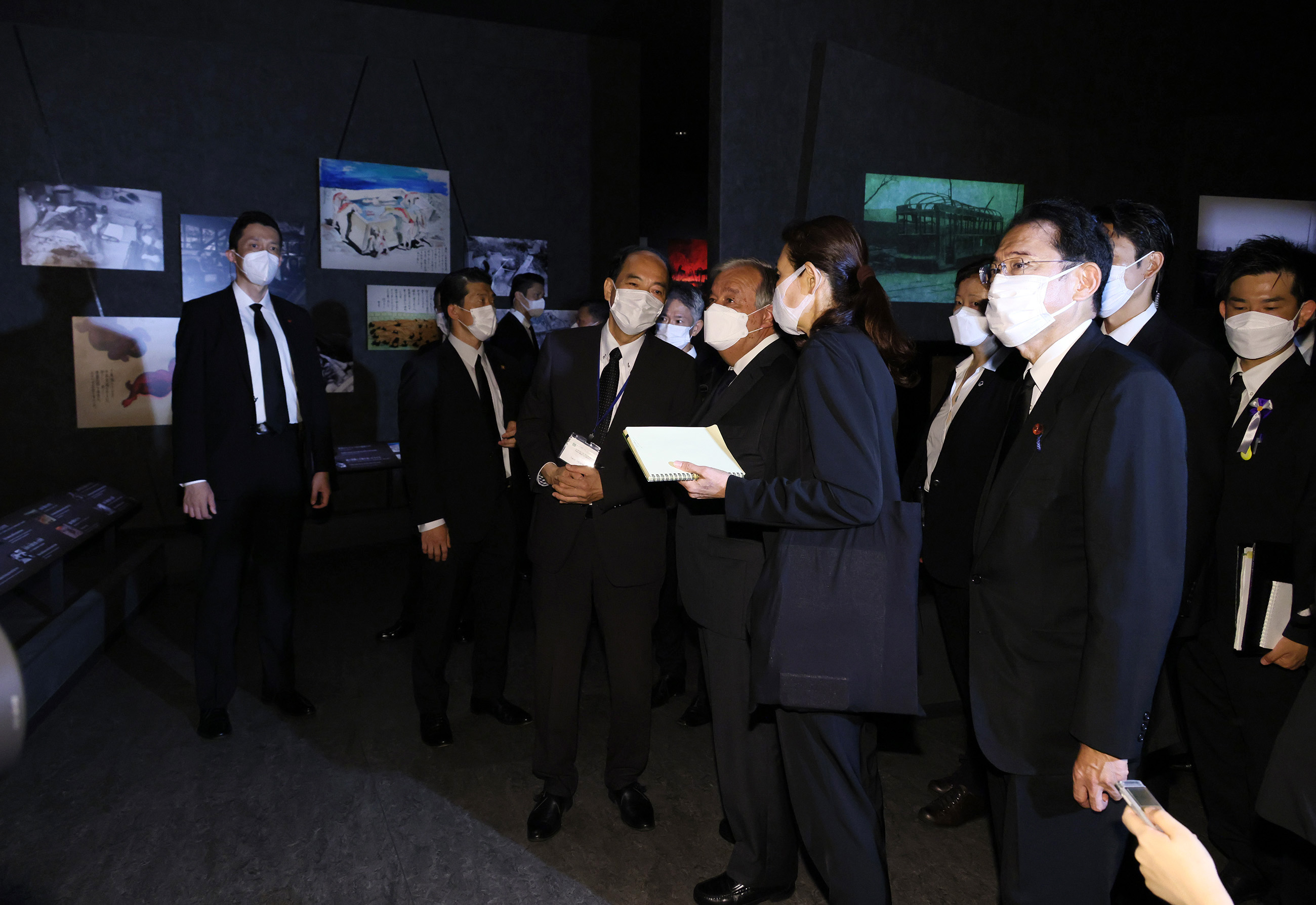 広島平和記念資料館を視察する岸田総理とグテーレス国連事務総長３