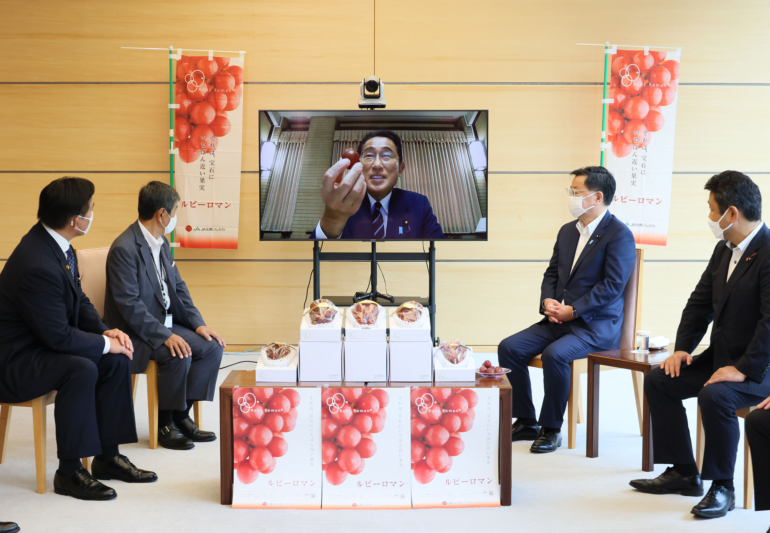 贈呈を受ける岸田総理１