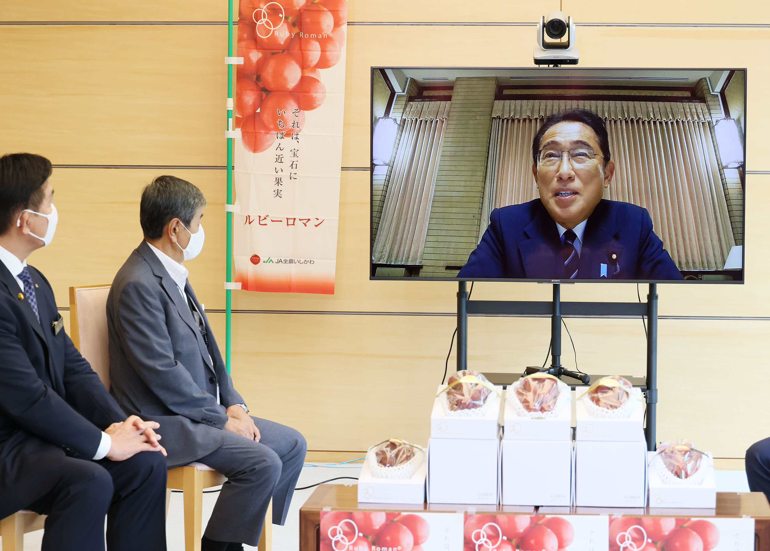 贈呈を受ける岸田総理２