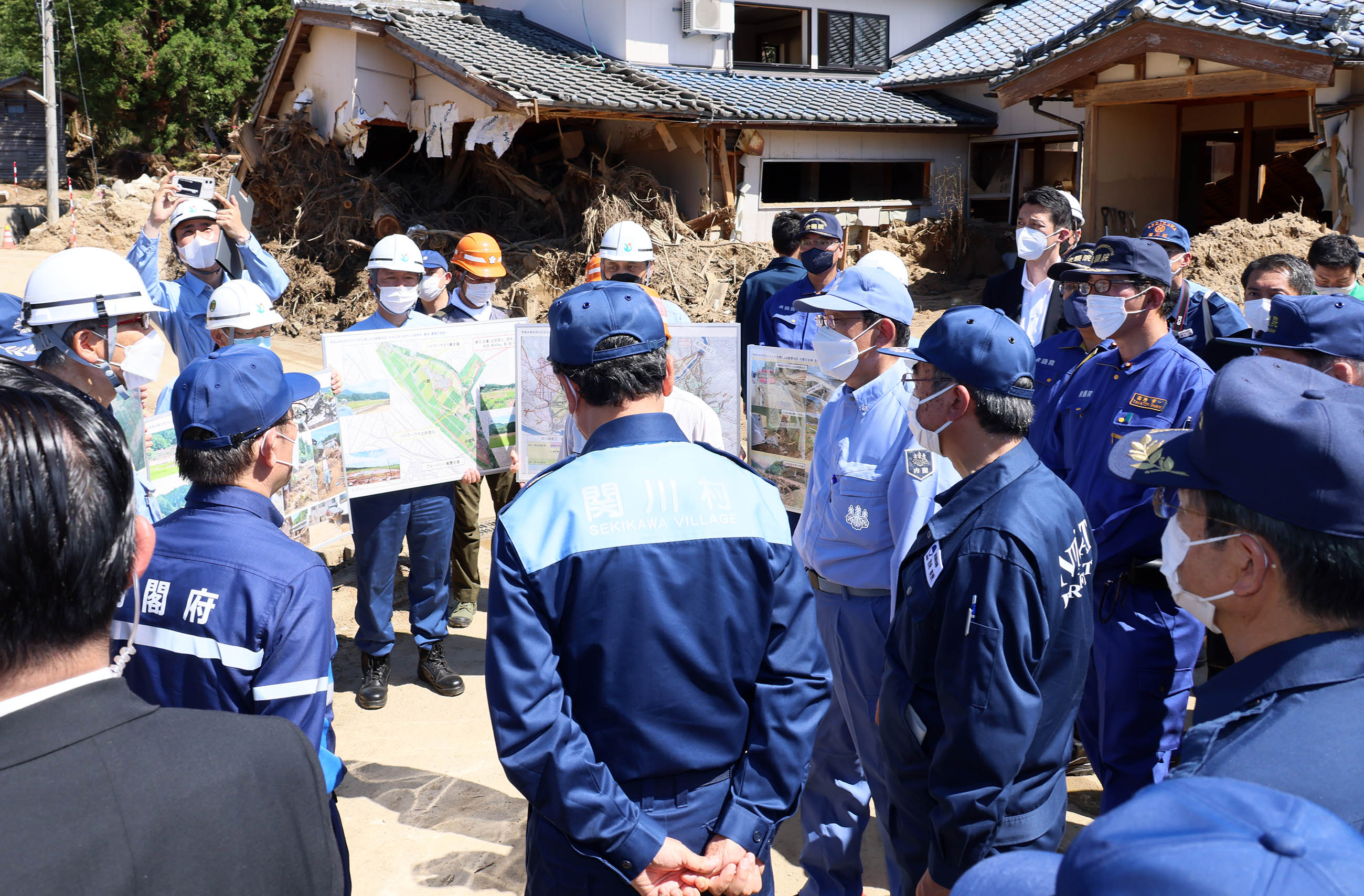 土石流被害を視察する岸田総理３