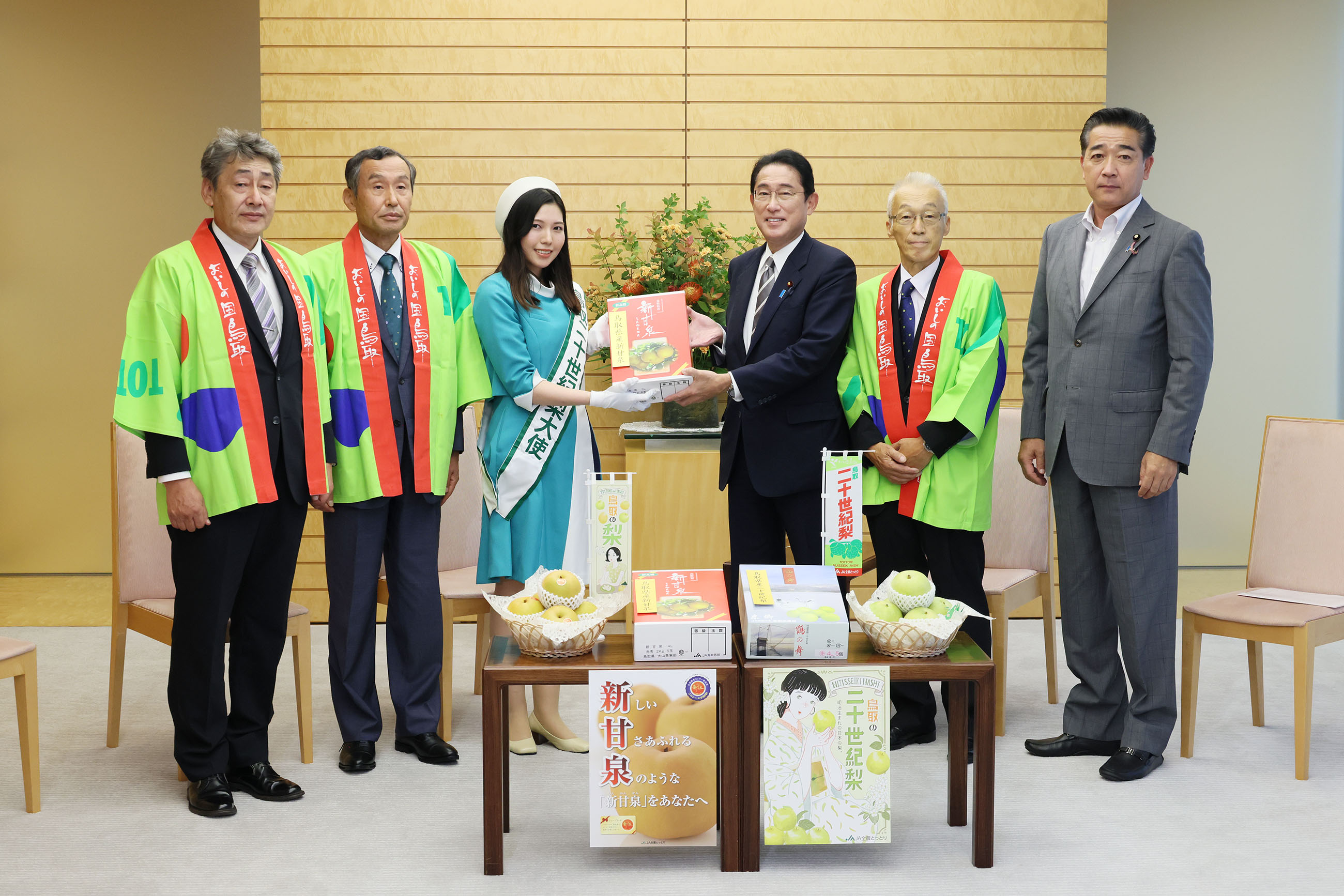 贈呈を受ける岸田総理２