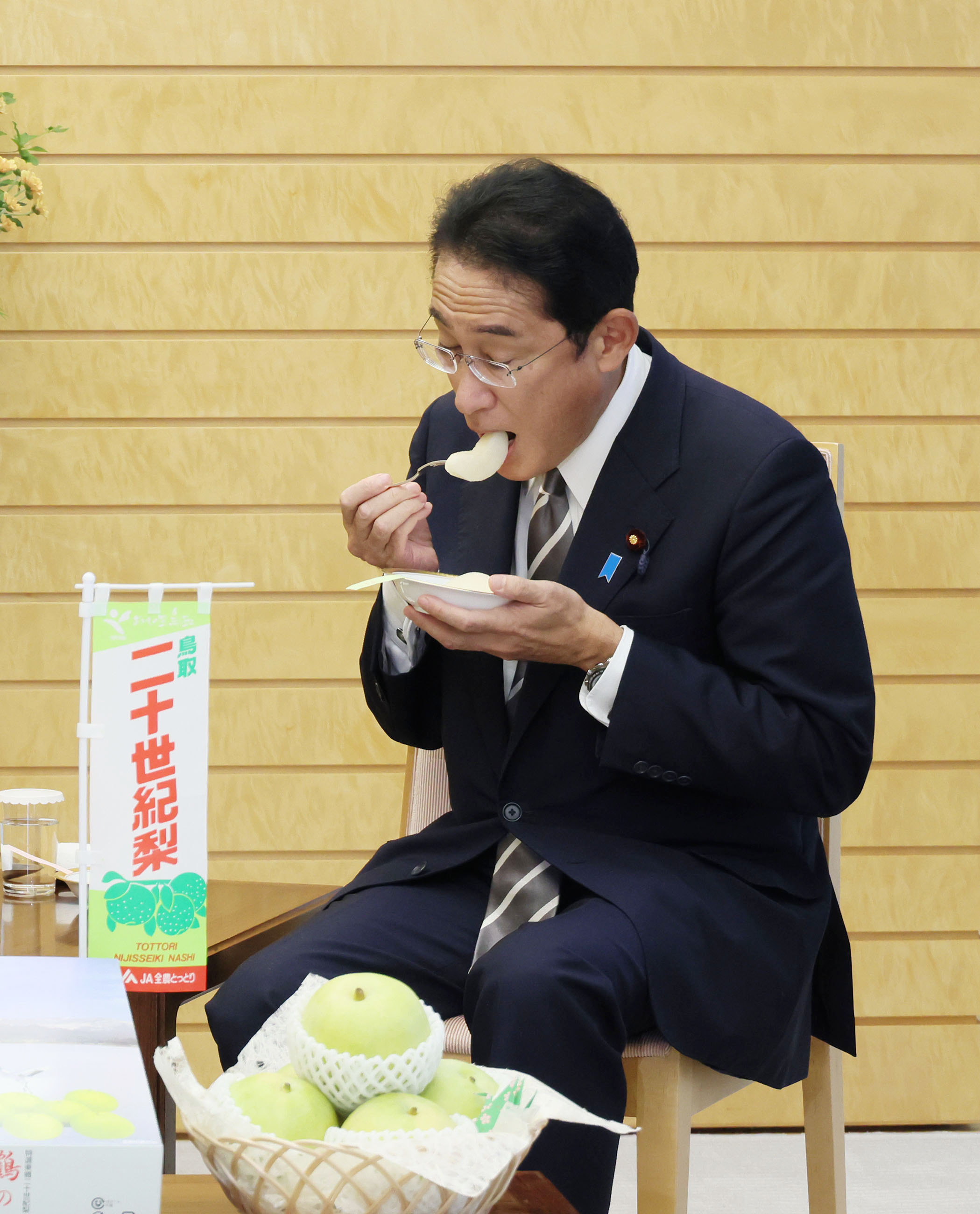 贈呈を受ける岸田総理３