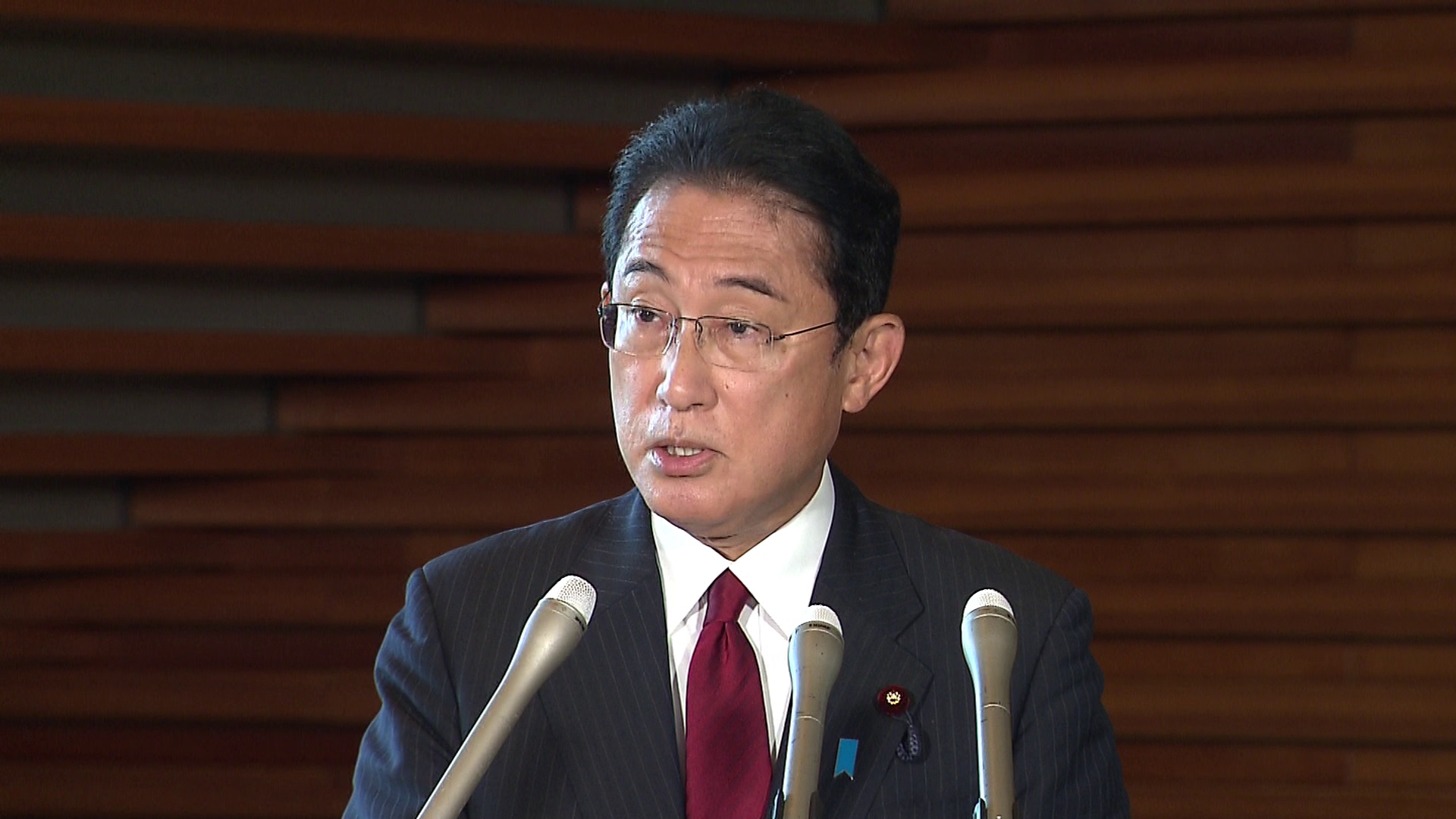 記者の質問に答える岸田総理 