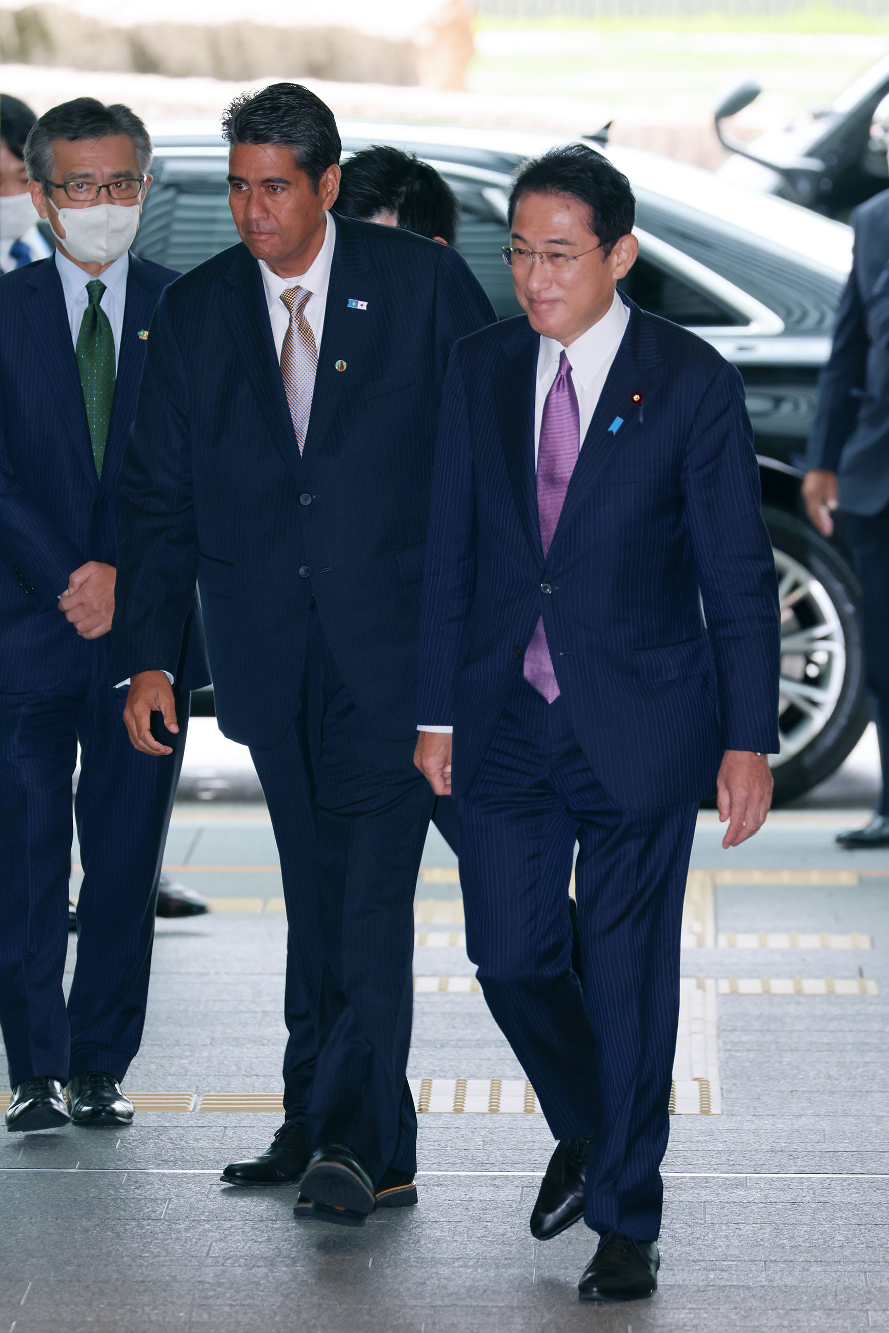 ウィップス・パラオ大統領を出迎える岸田総理