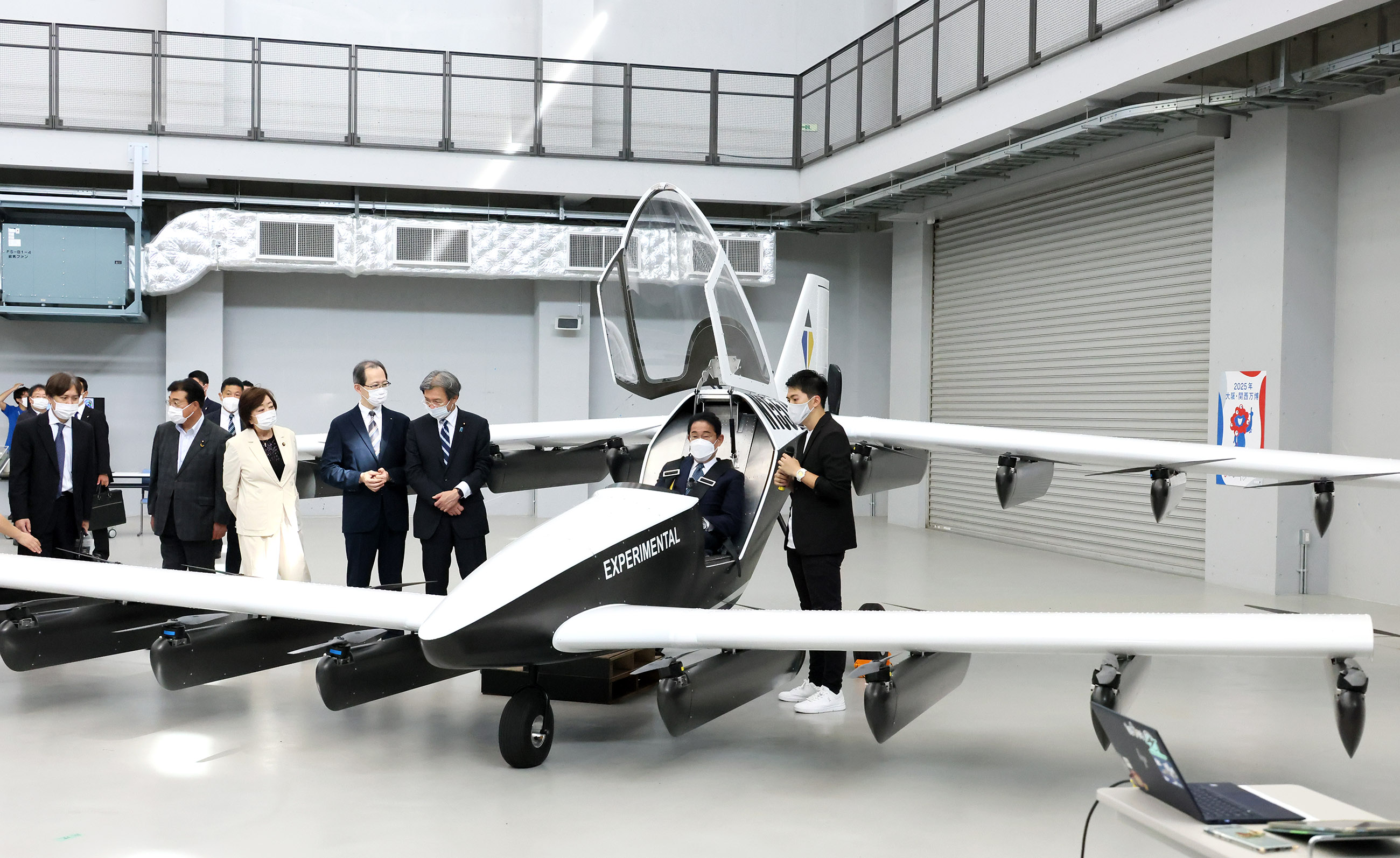 福島ロボットテストフィールドで空飛ぶクルマを視察する岸田総理３