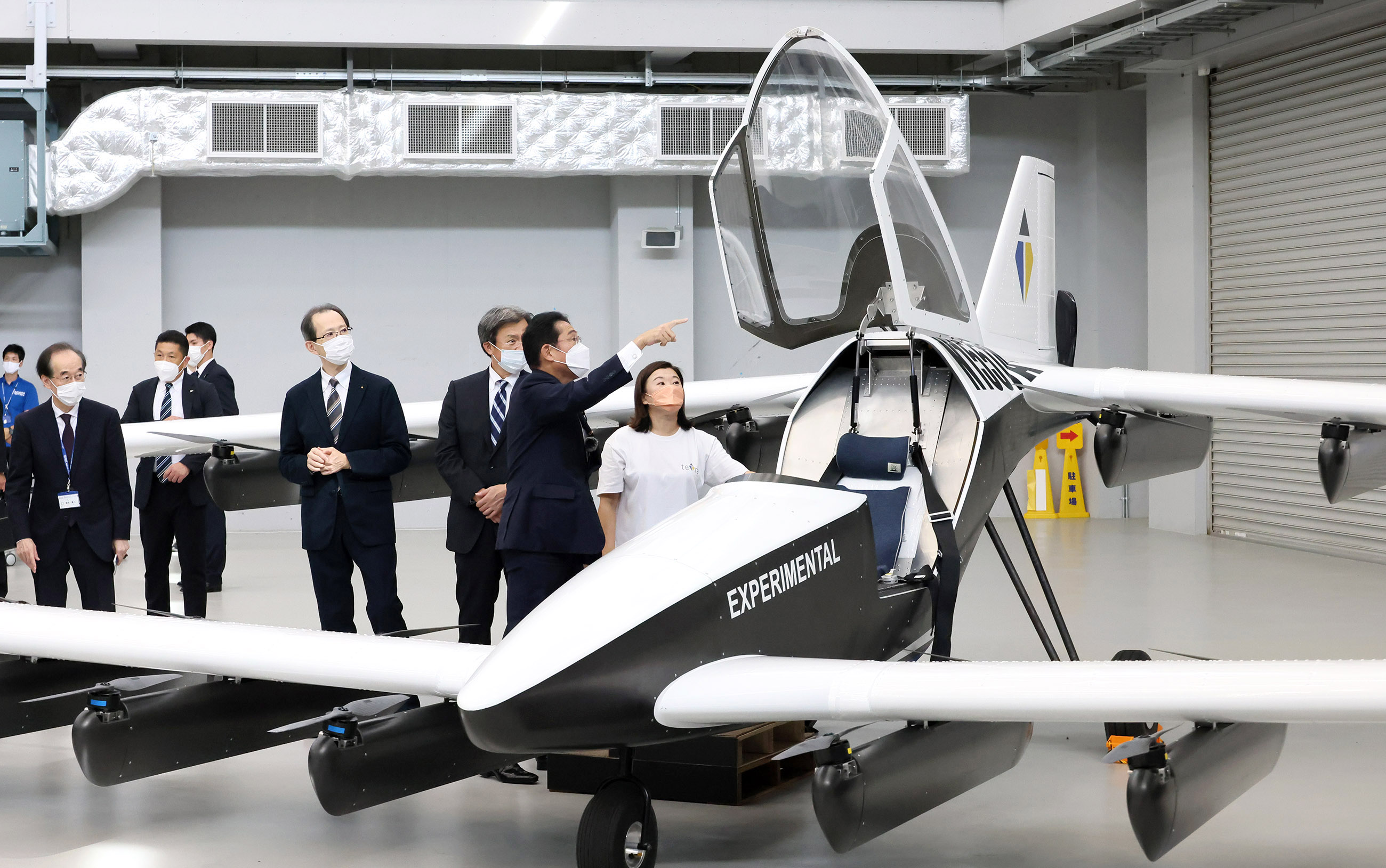 福島ロボットテストフィールドで空飛ぶクルマを視察する岸田総理４