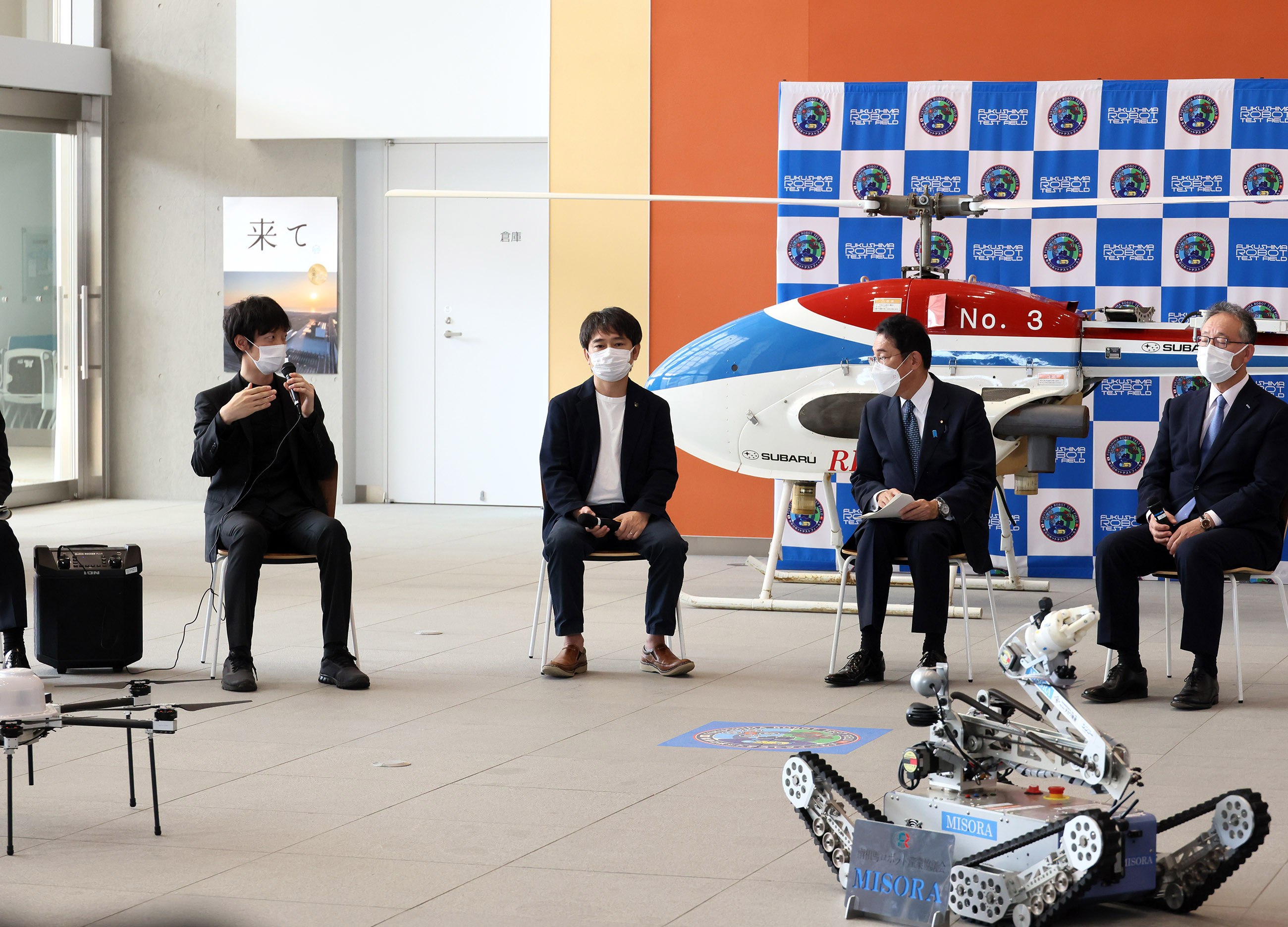 福島イノベーション・コースト構想関係者との意見交換で話を聞く岸田総理３