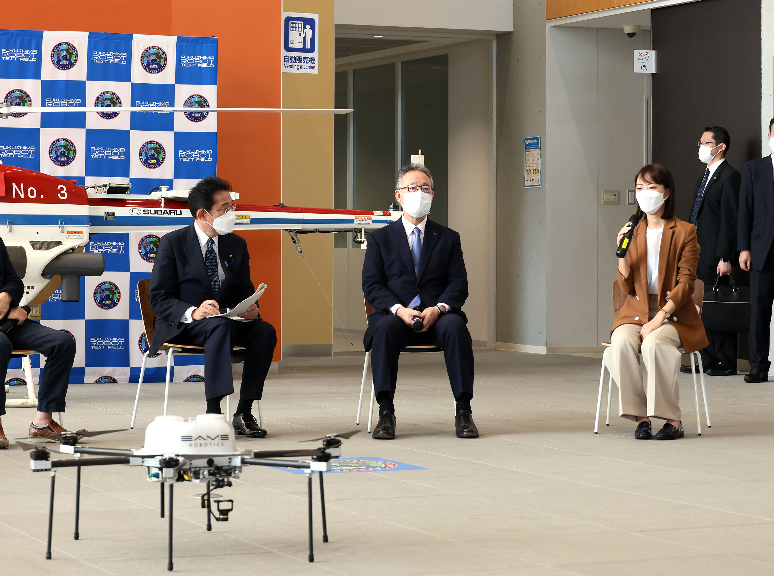 福島イノベーション・コースト構想関係者との意見交換で話を聞く岸田総理５
