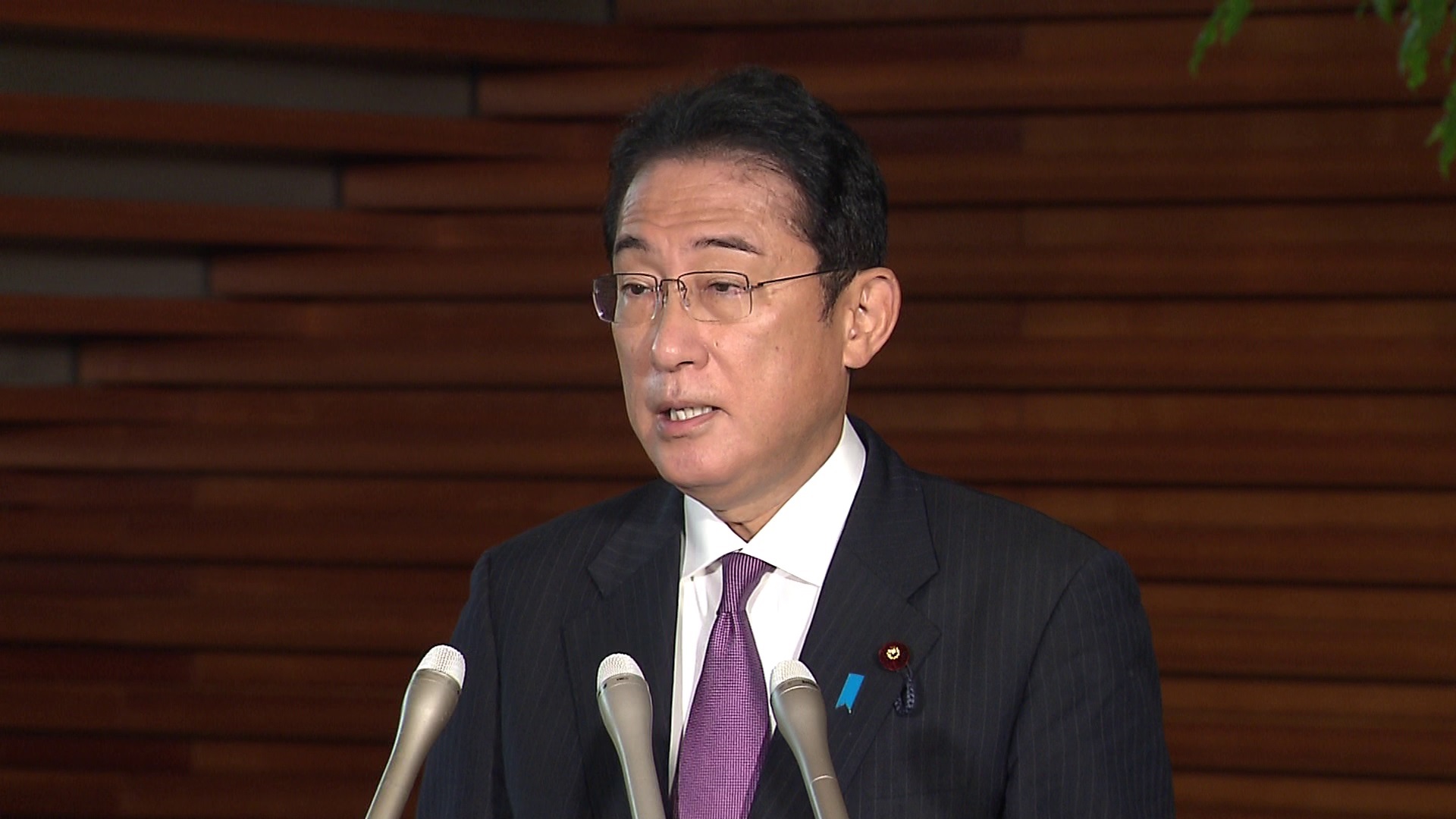 記者の質問に答える岸田総理