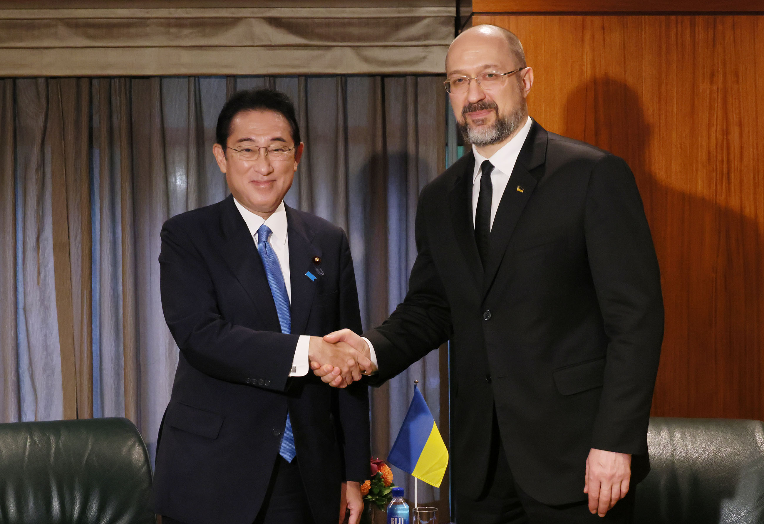 シュミハリ・ウクライナ首相と会談する岸田総理１