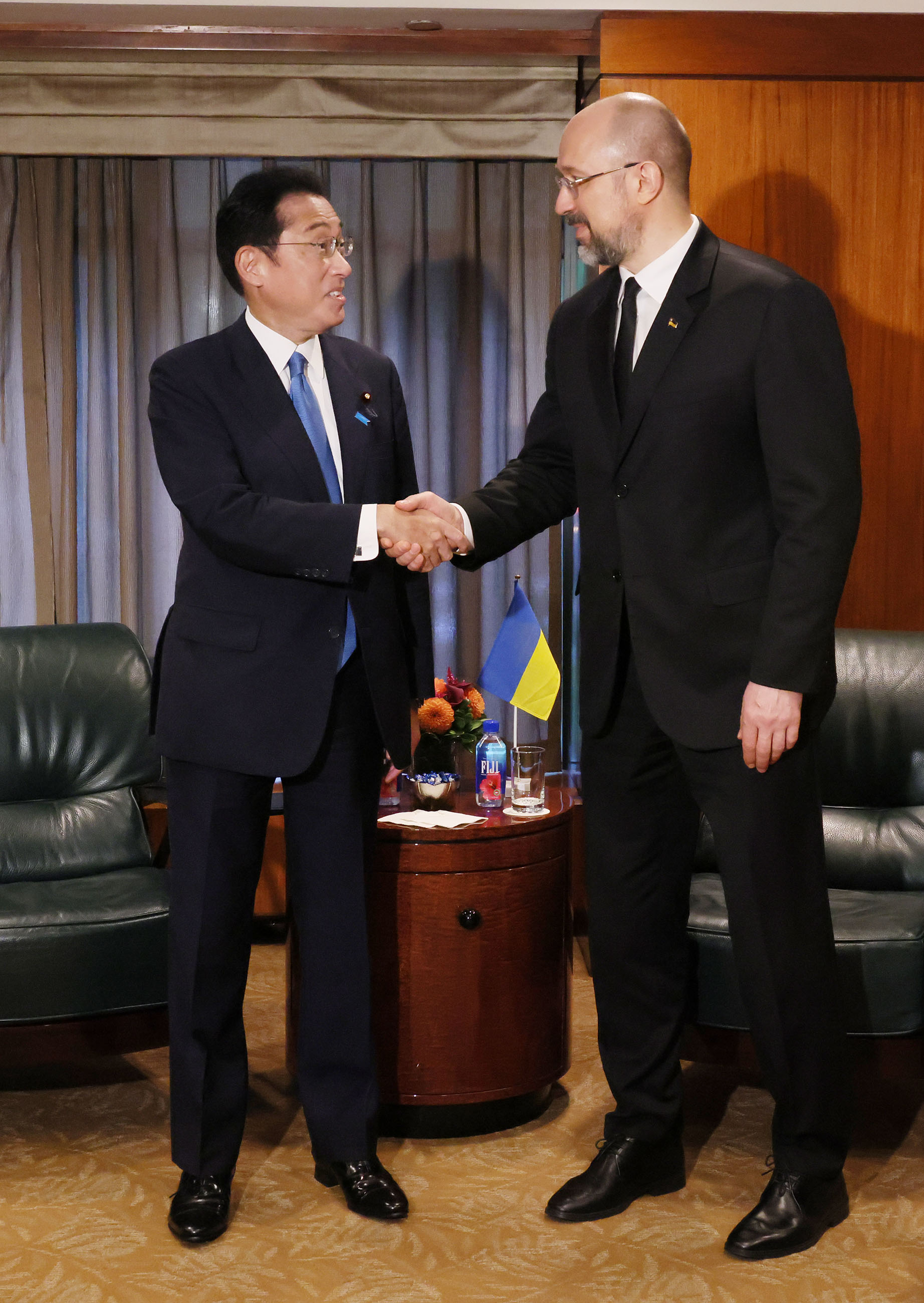 シュミハリ・ウクライナ首相と会談する岸田総理２