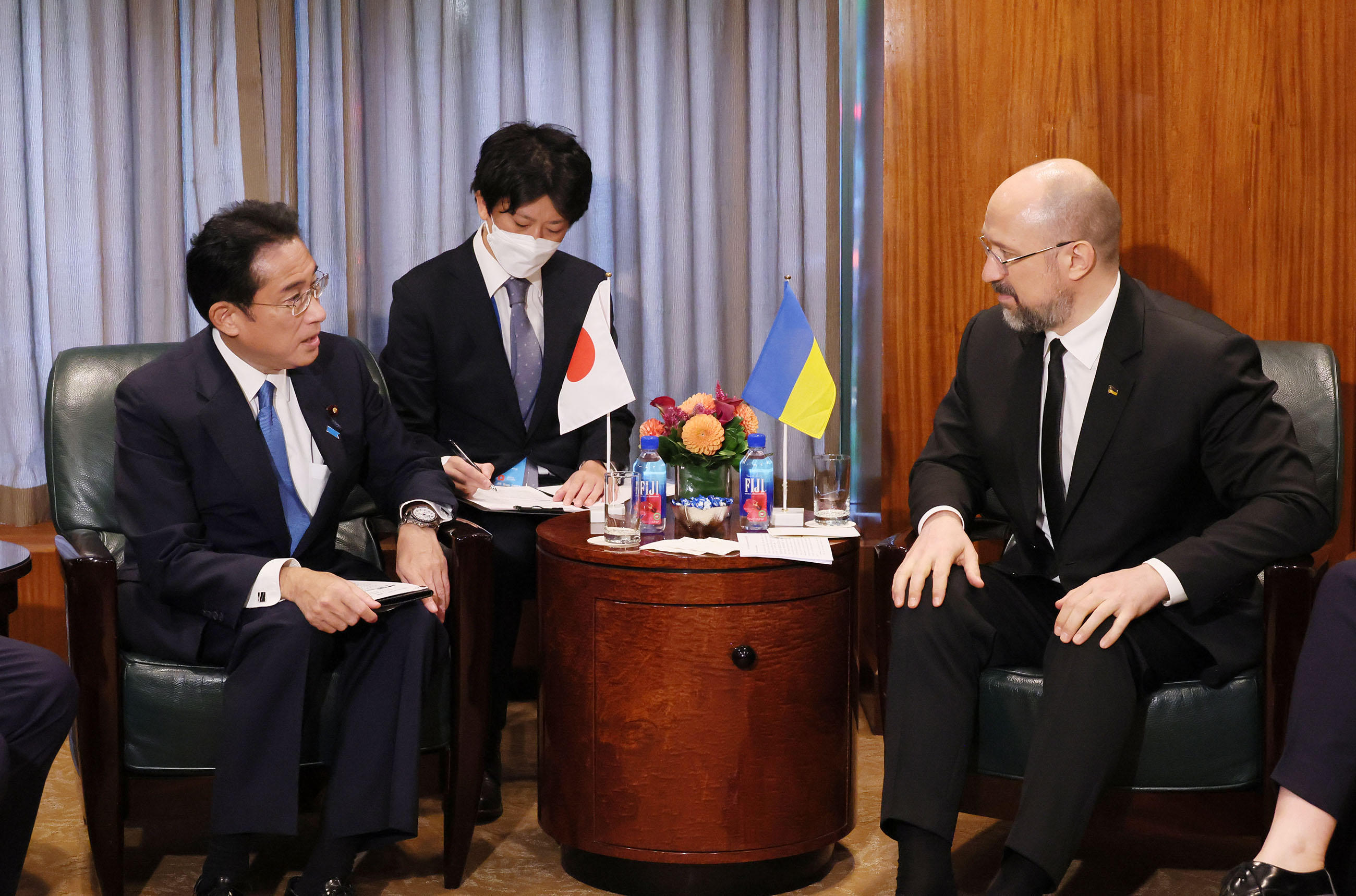 シュミハリ・ウクライナ首相と会談する岸田総理３