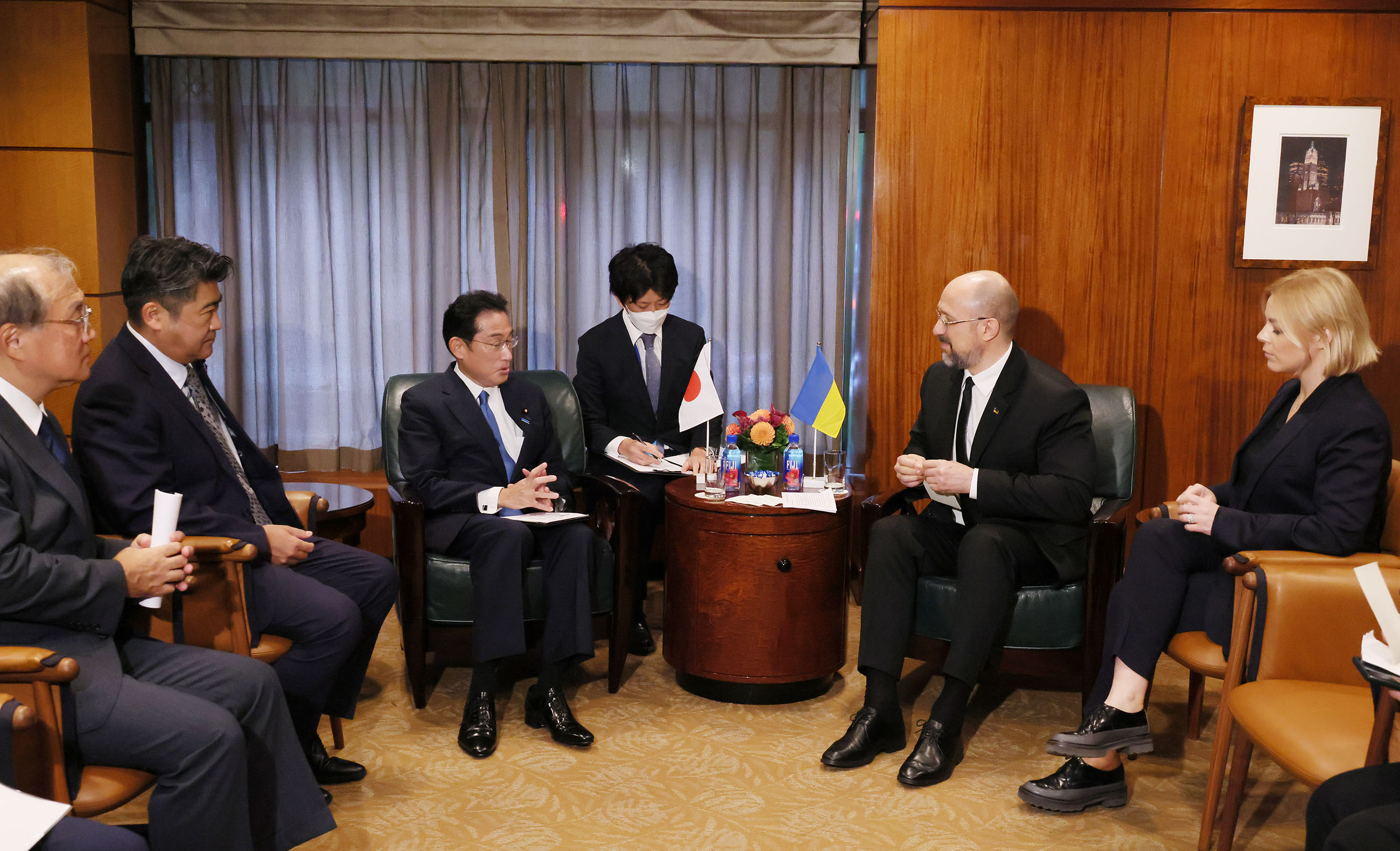 シュミハリ・ウクライナ首相と会談する岸田総理４