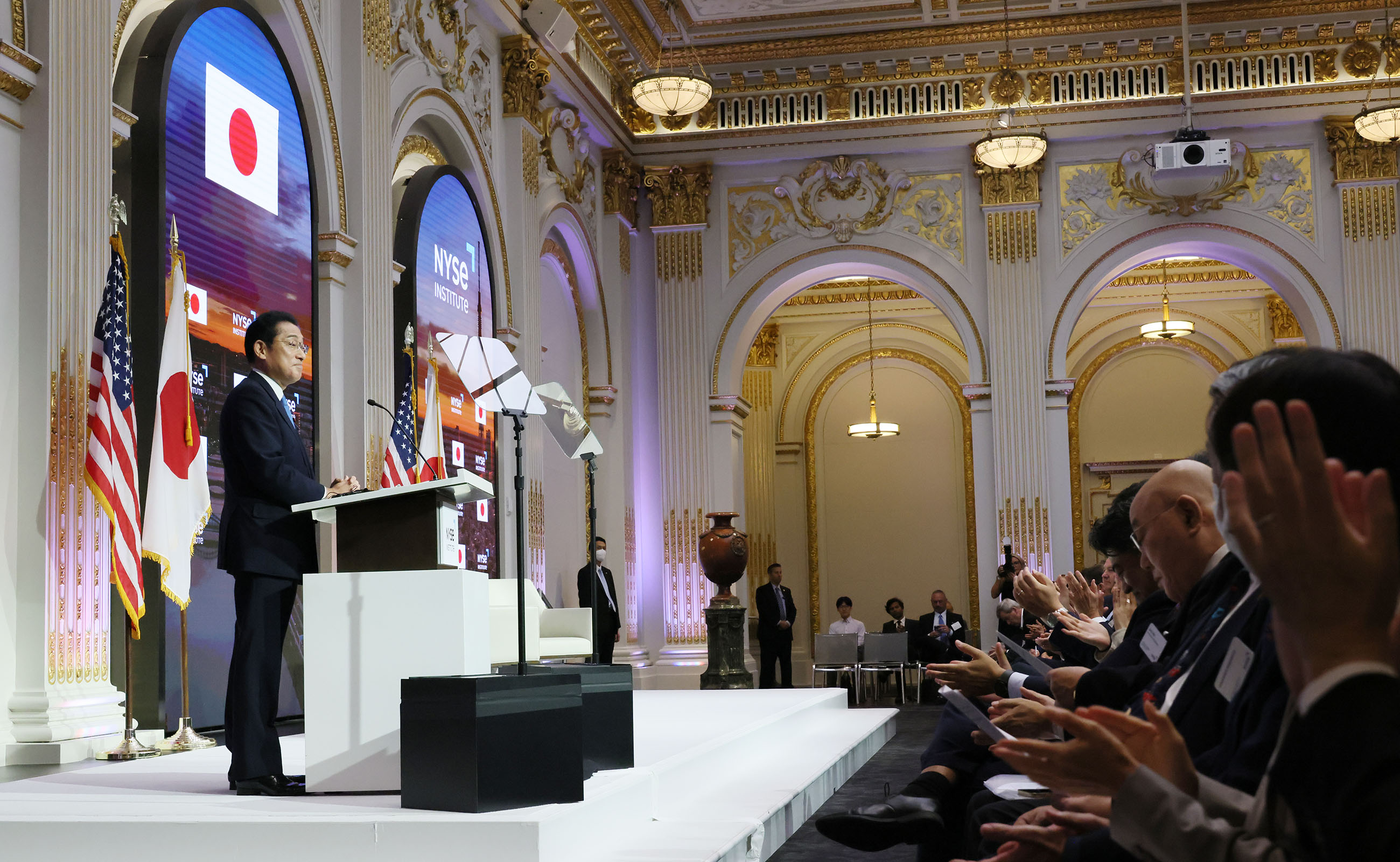 ＮＹＳＥでスピーチする岸田総理１