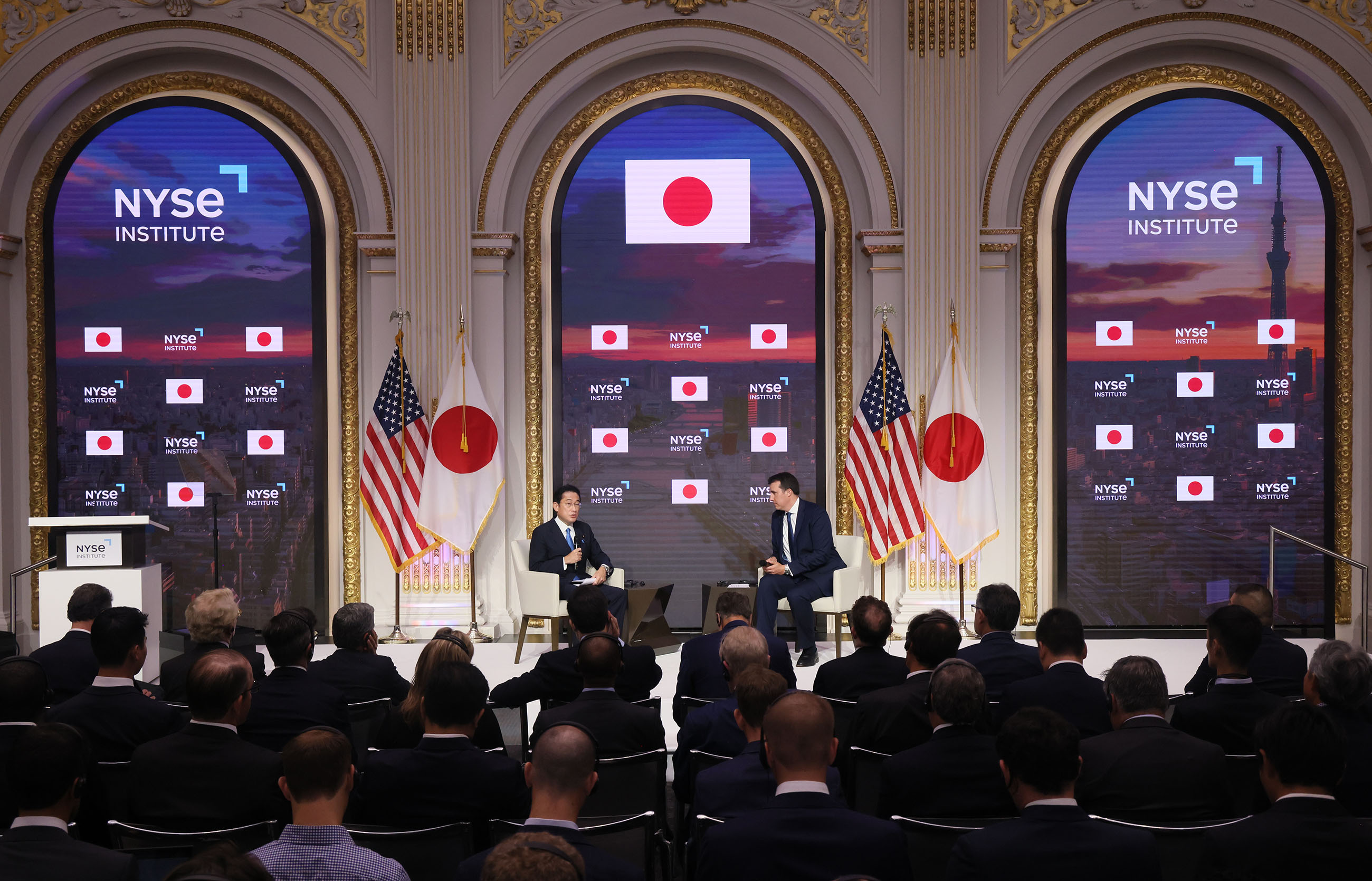 スピーチ後に質疑応答する岸田総理２