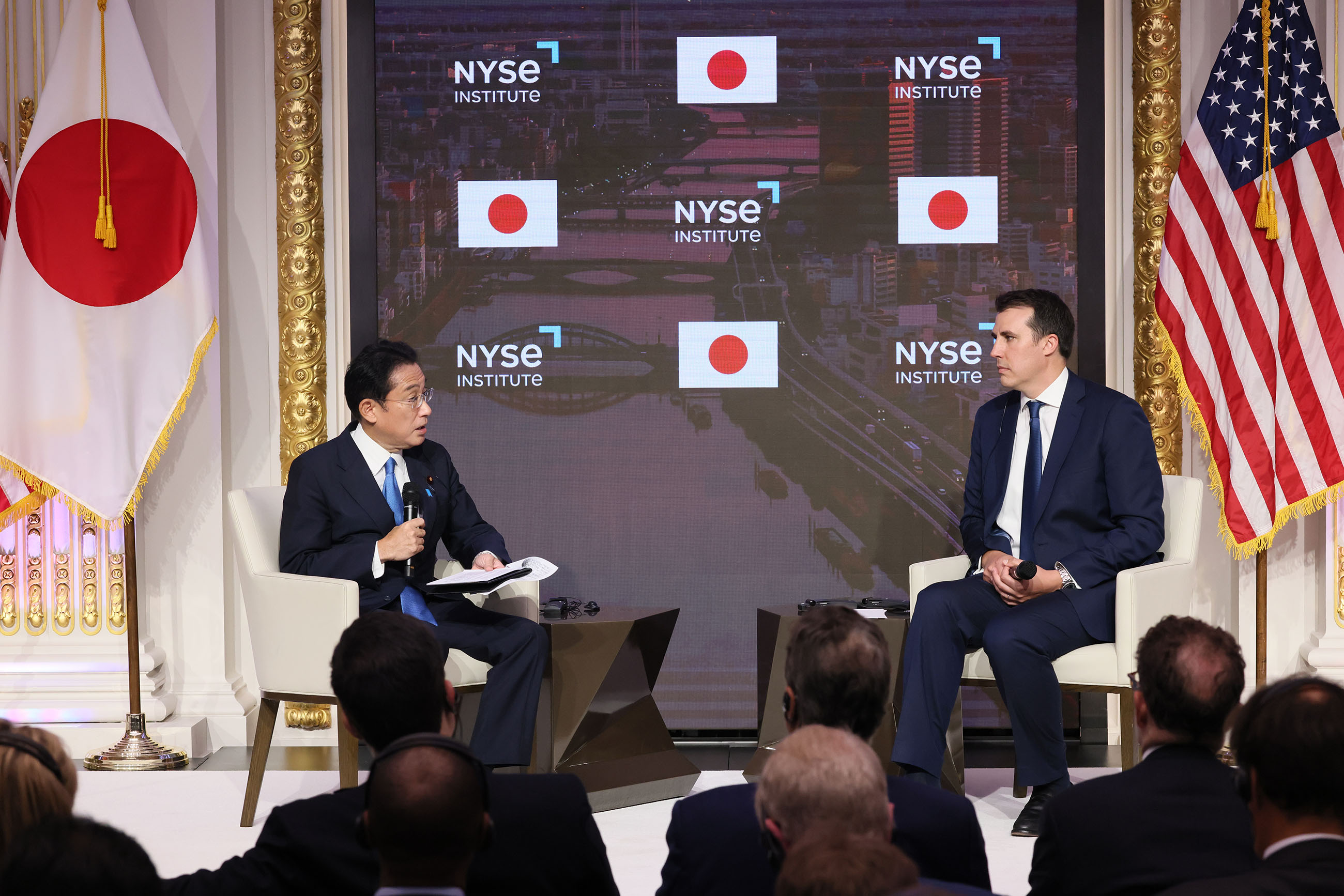 スピーチ後に質疑応答する岸田総理３