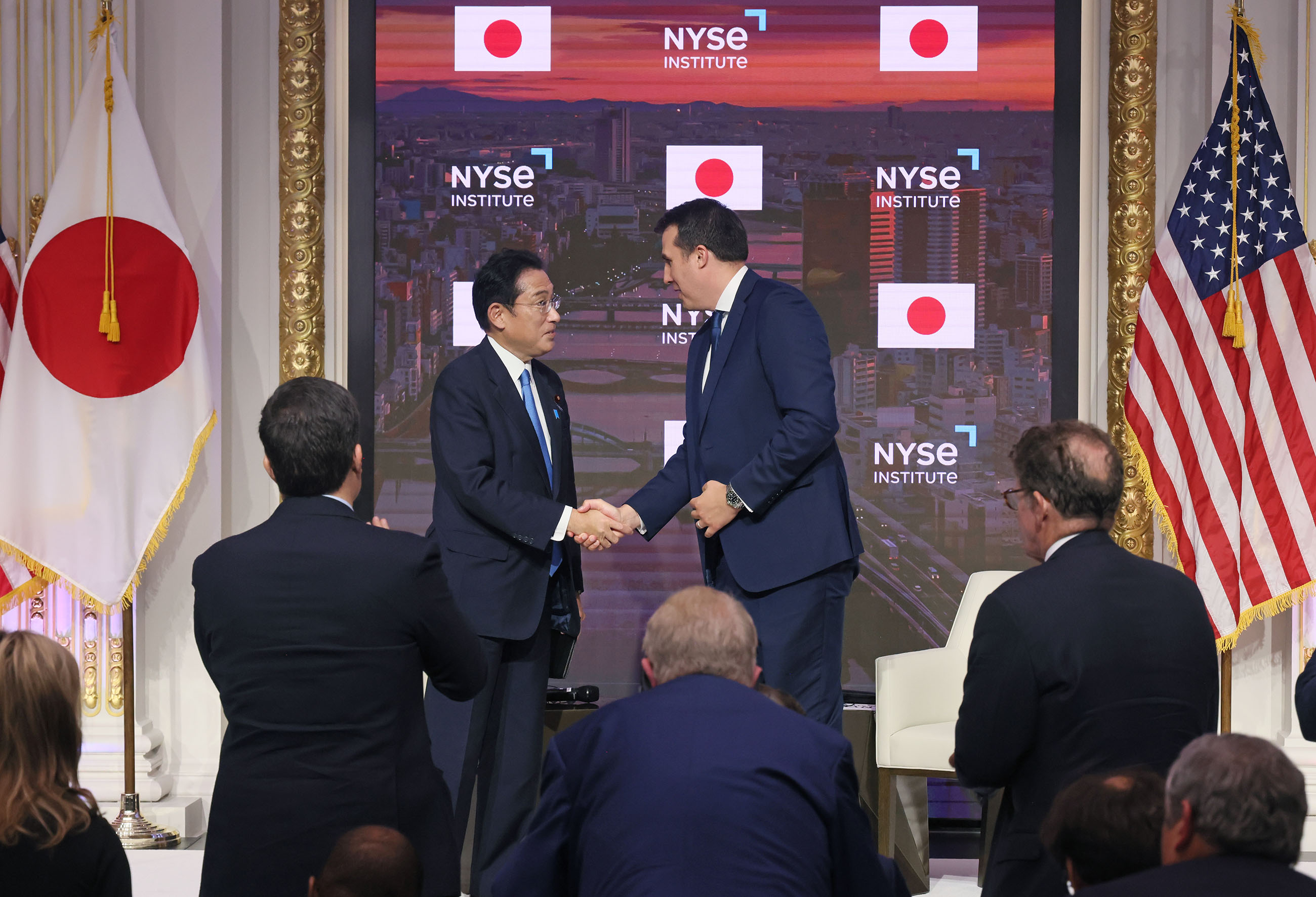 スピーチ後に質疑応答する岸田総理１