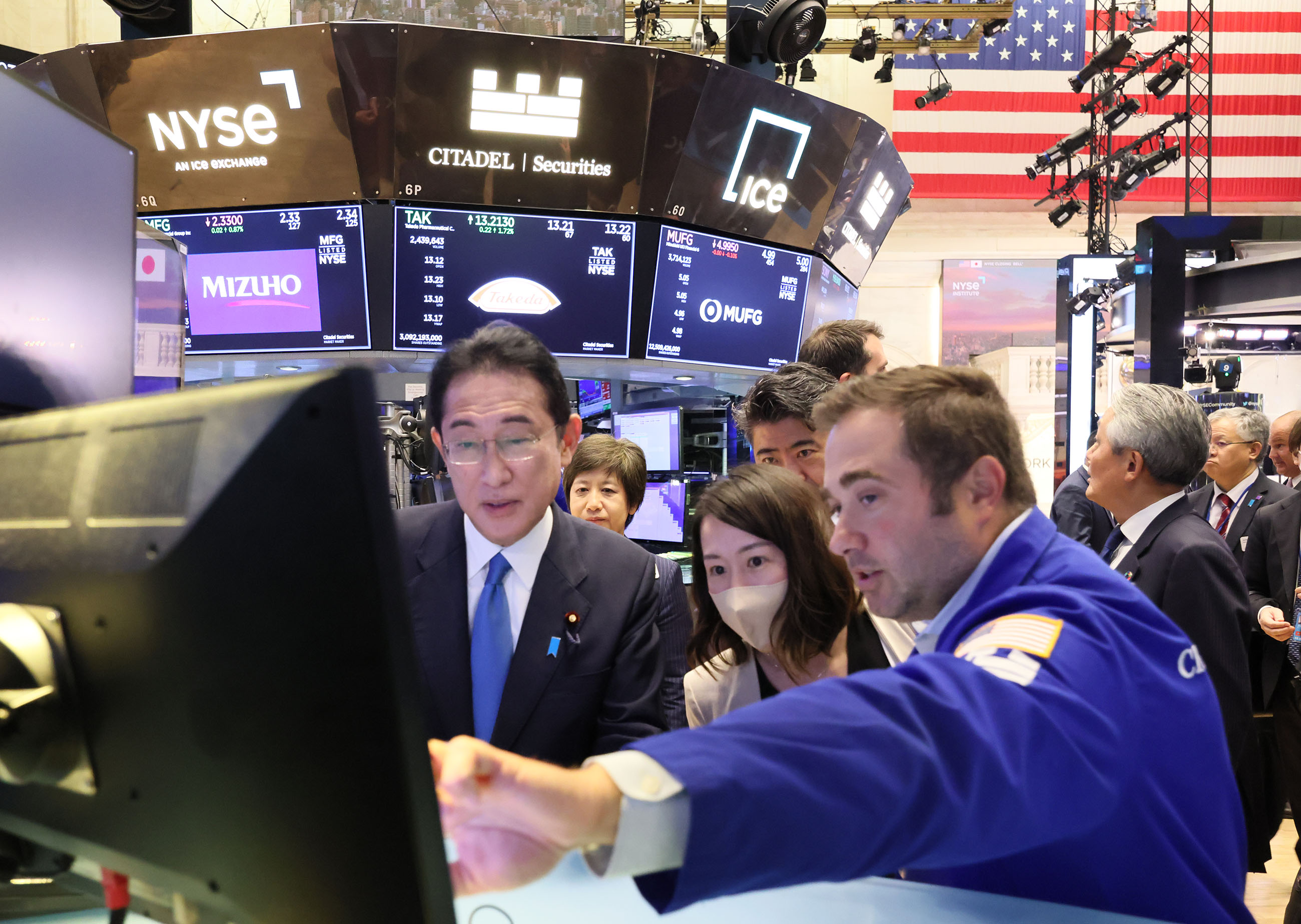 ＮＹＳＥを視察する岸田総理１