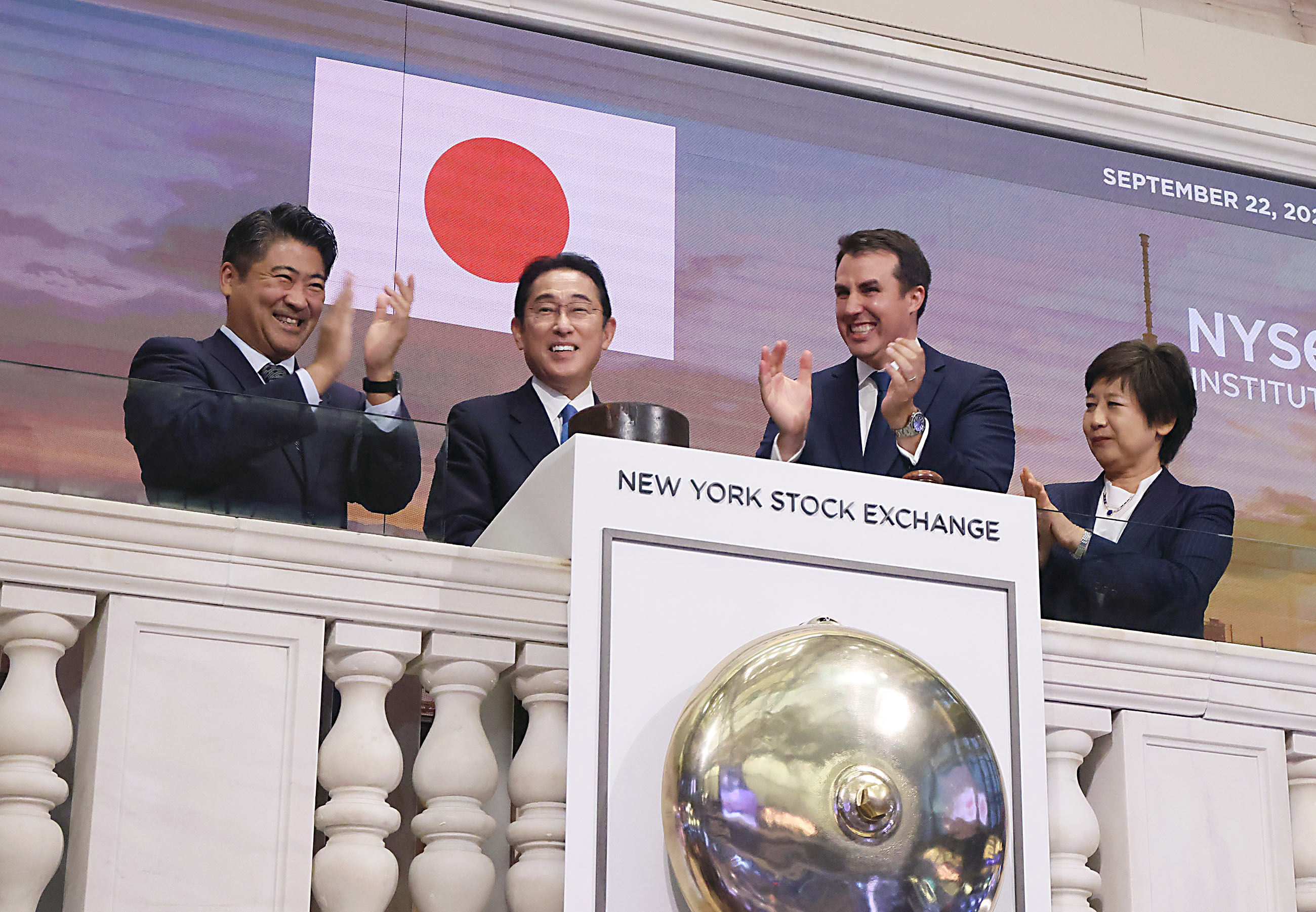 クロージングベルを鳴らす岸田総理１