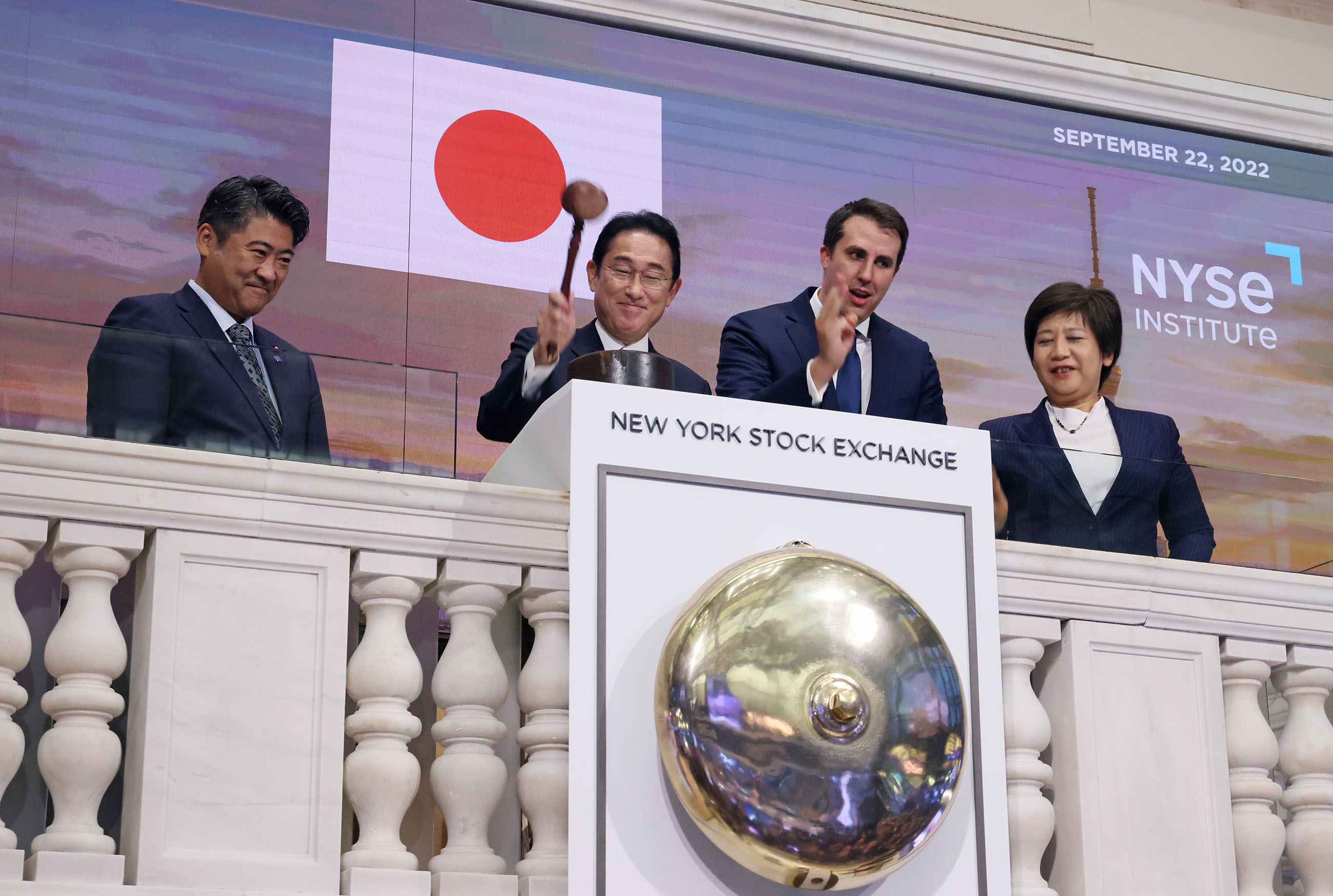 クロージングベルを鳴らす岸田総理２