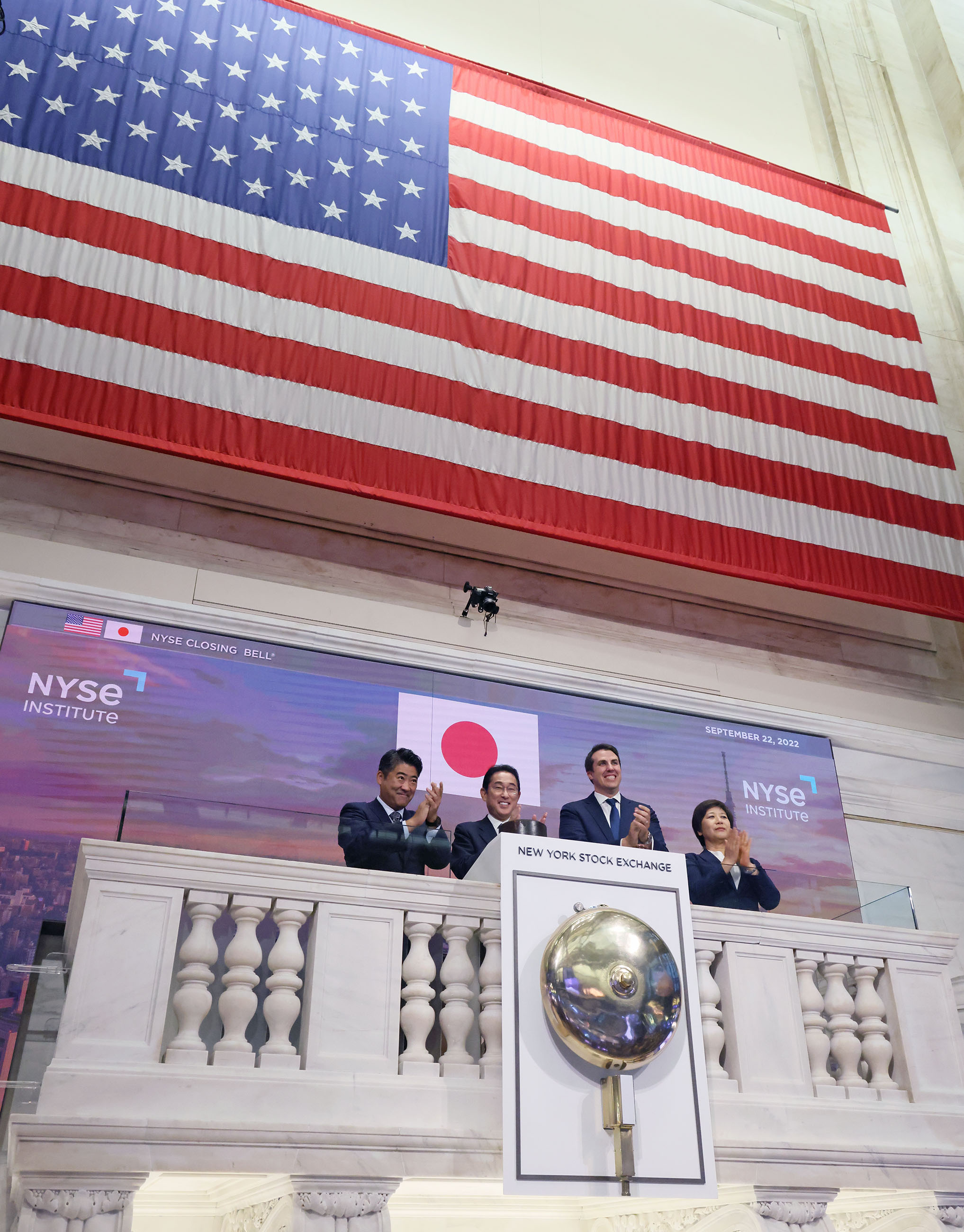 クロージングベルを鳴らす岸田総理３