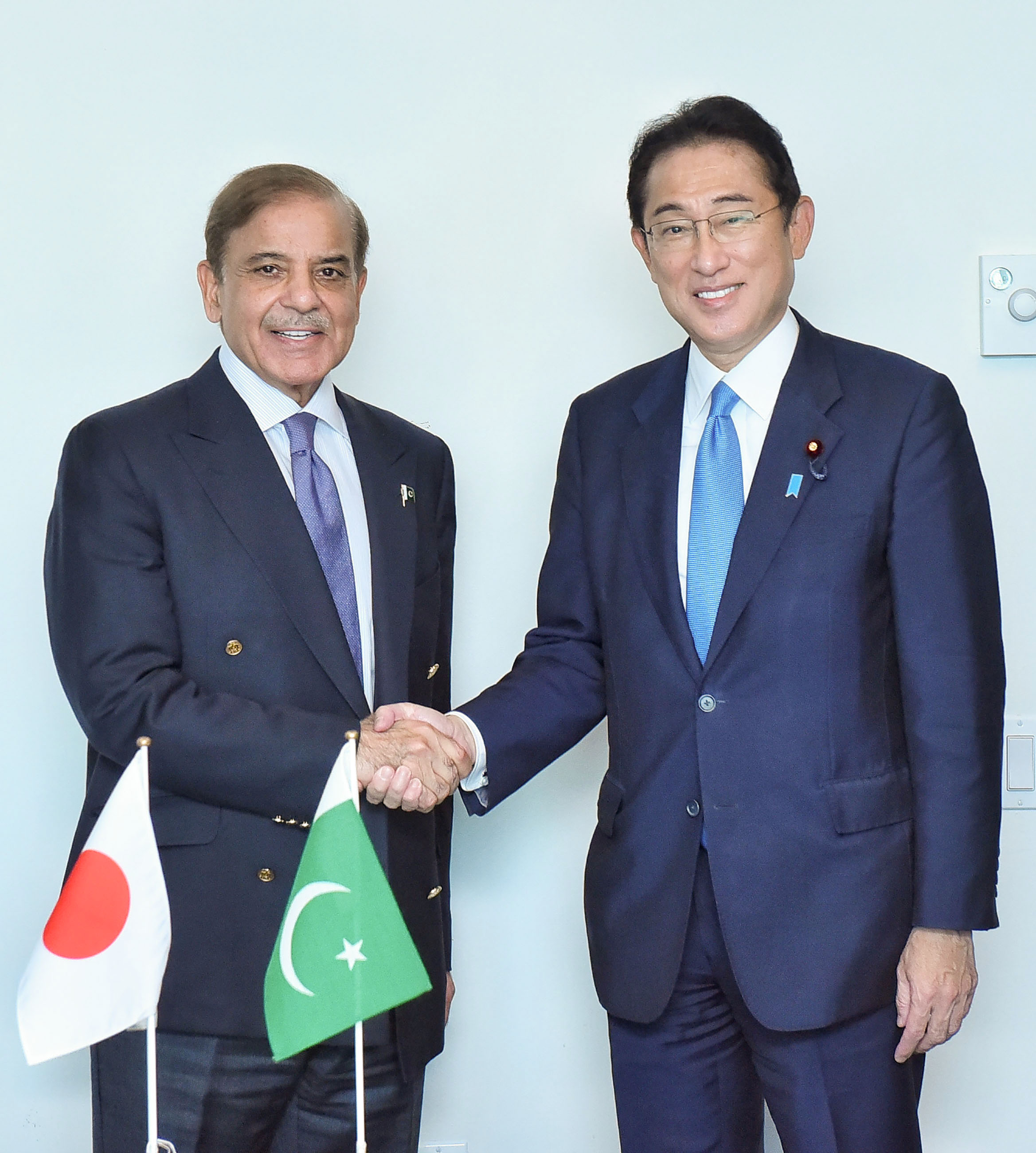 シャリフ・パキスタン首相と会談する岸田総理１