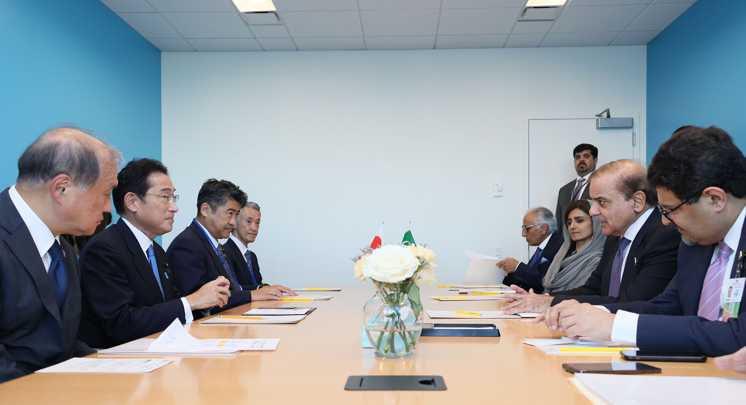 シャリフ・パキスタン首相と会談する岸田総理２