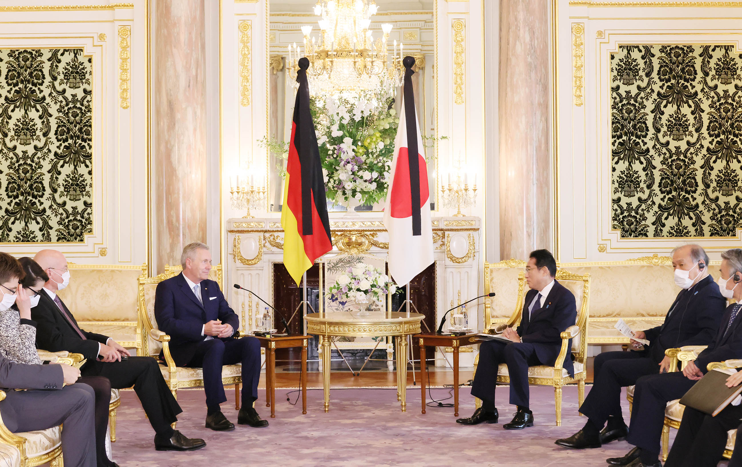 ヴルフ元独大統領と会談する岸田総理２