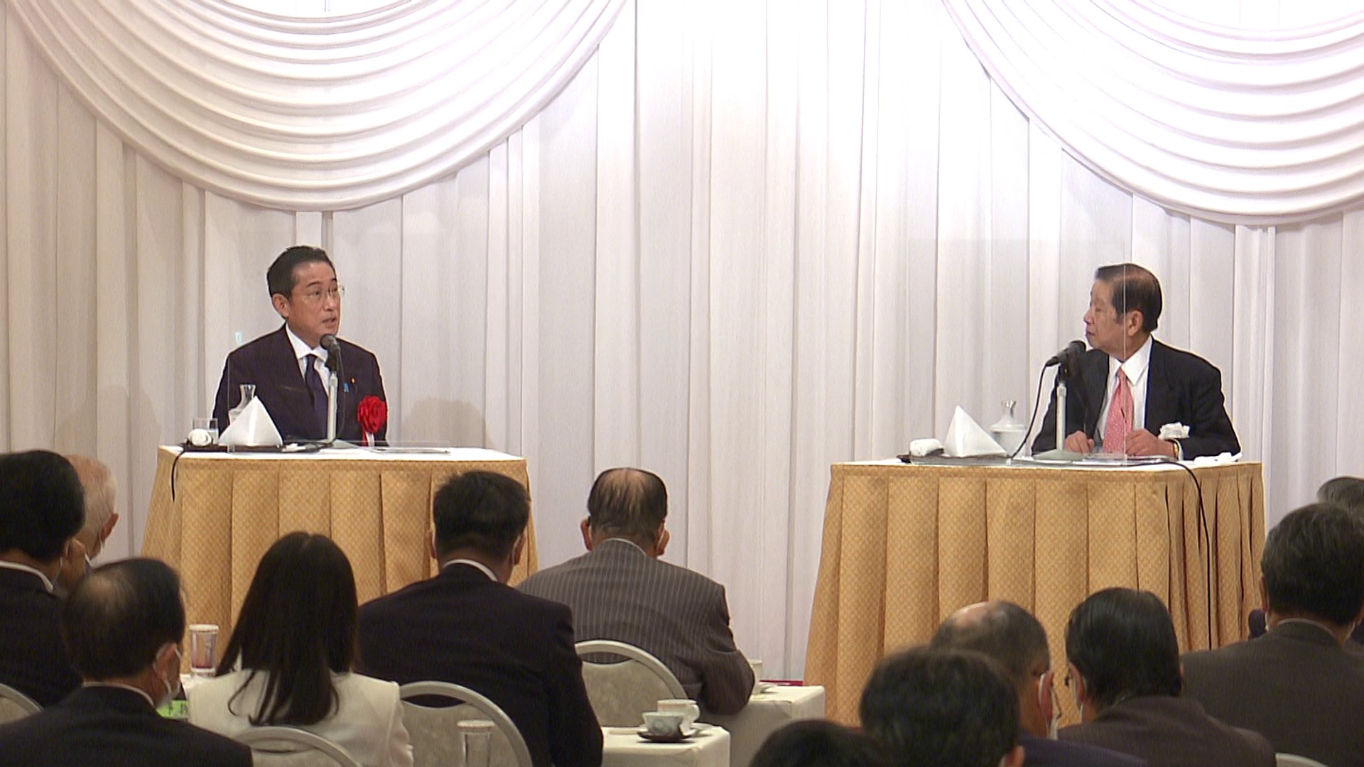 スピーチ後に質疑応答する岸田総理