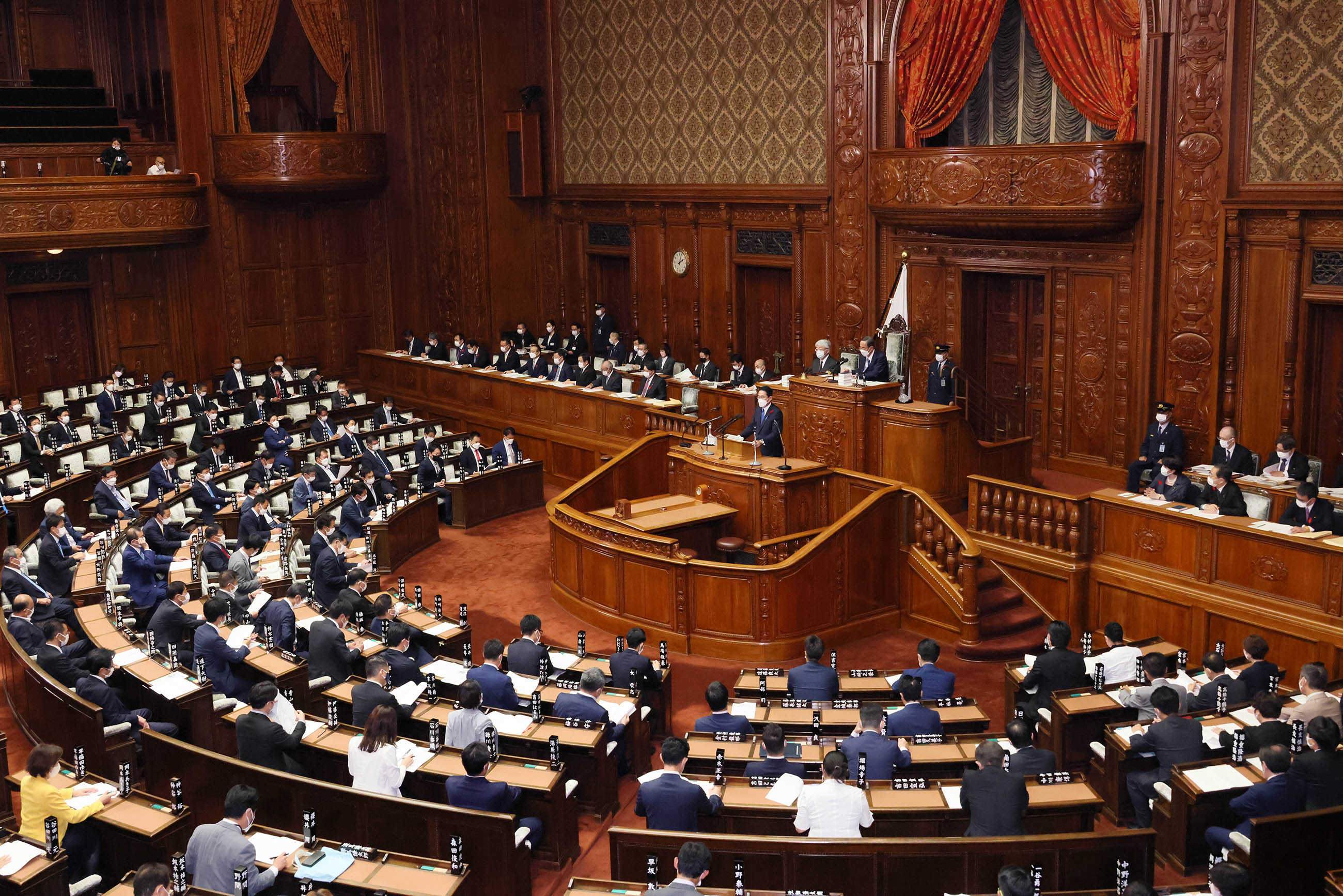 衆議院本会議で所信表明演説を行う岸田総理６