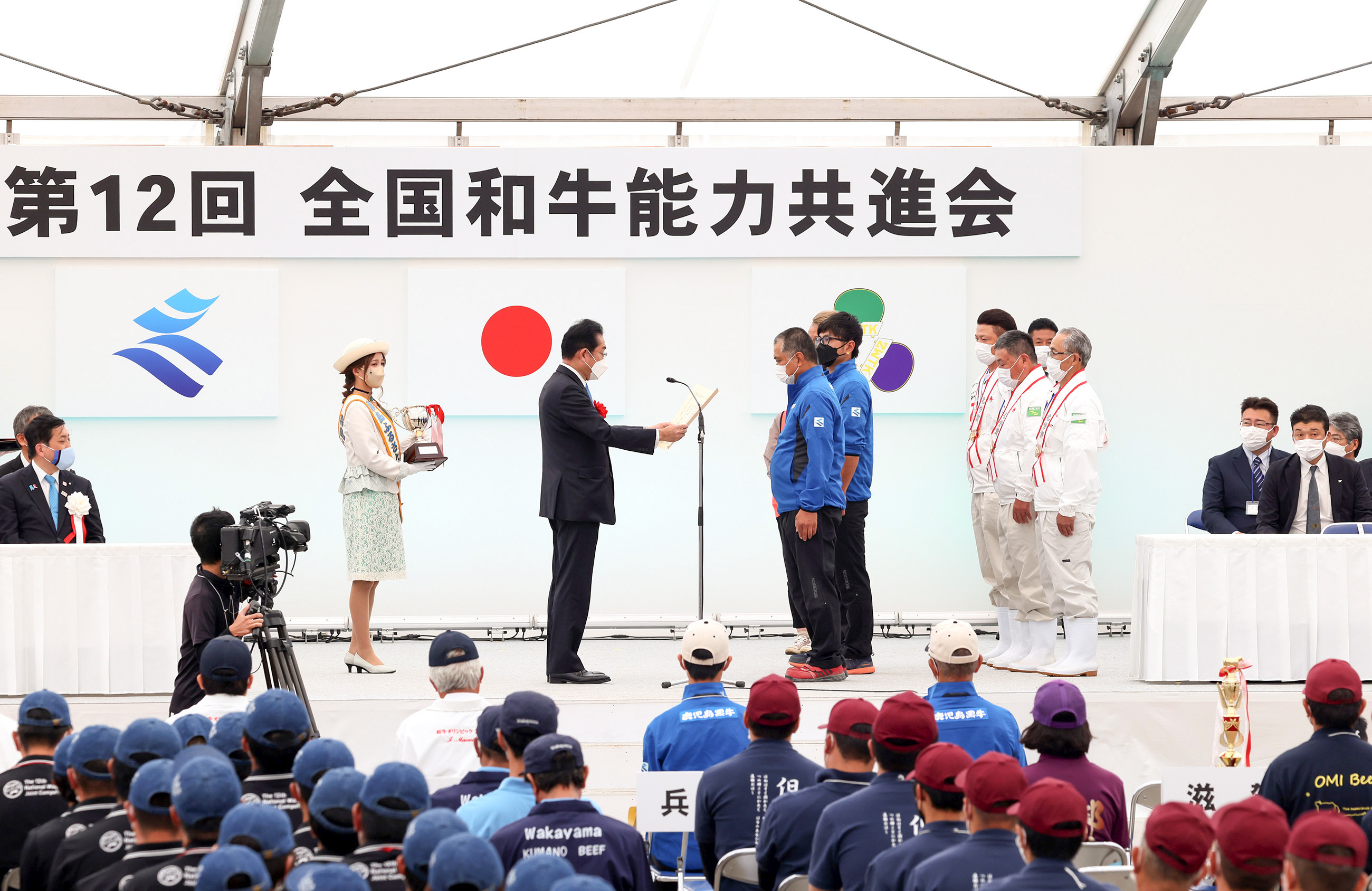 閉会式に出席する岸田総理１