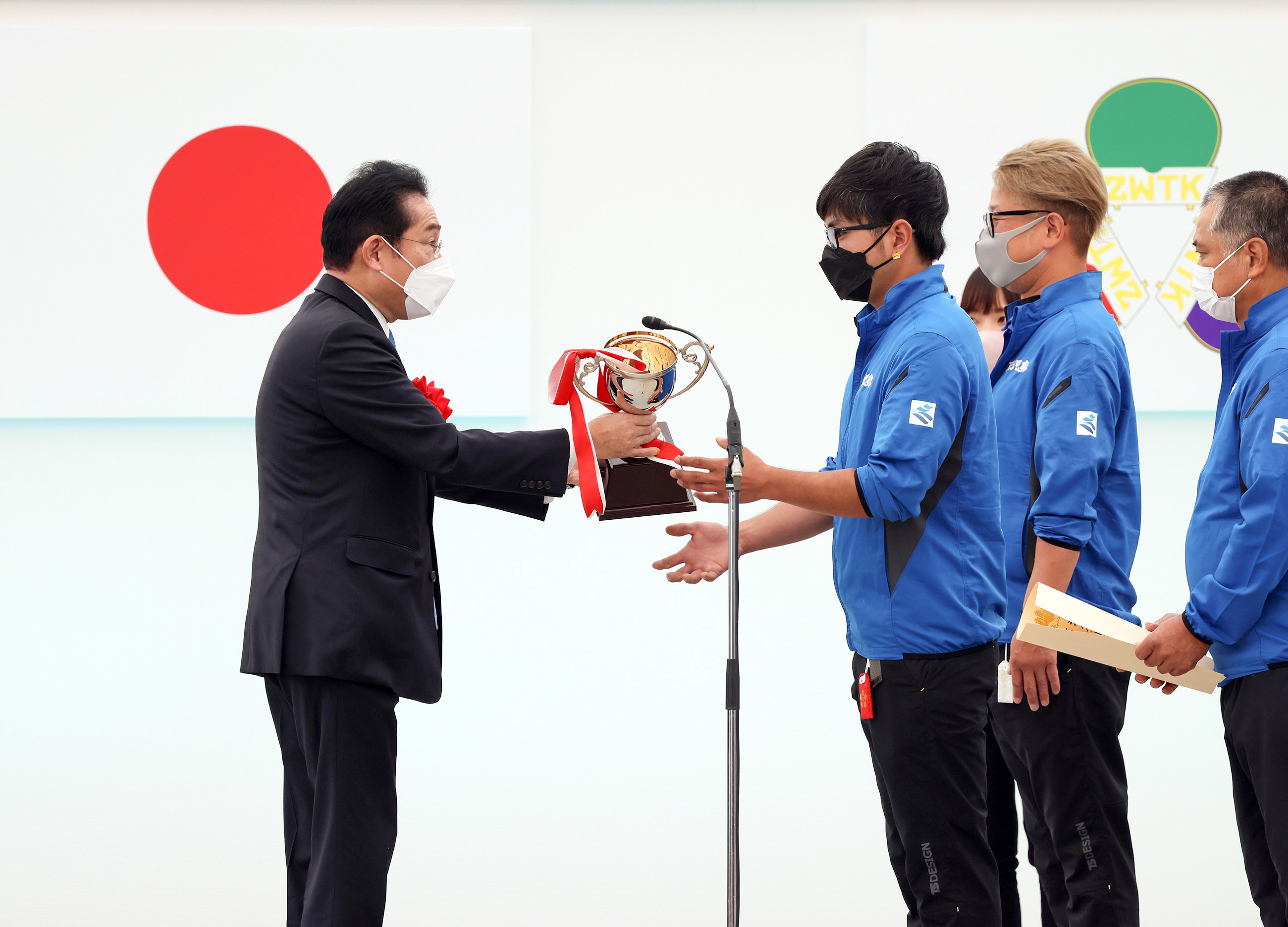 閉会式に出席する岸田総理３