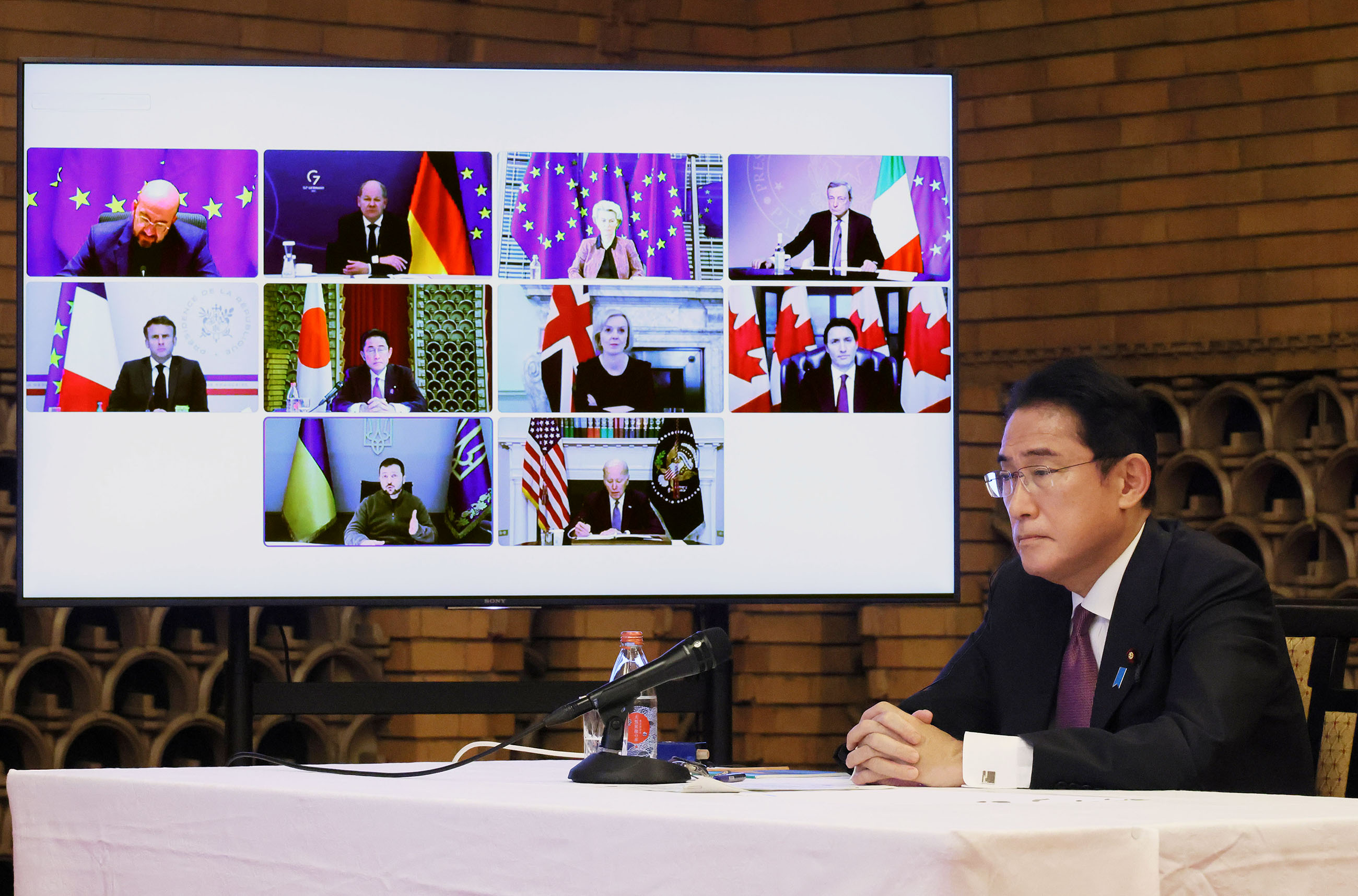 テレビ会議に臨む岸田総理２