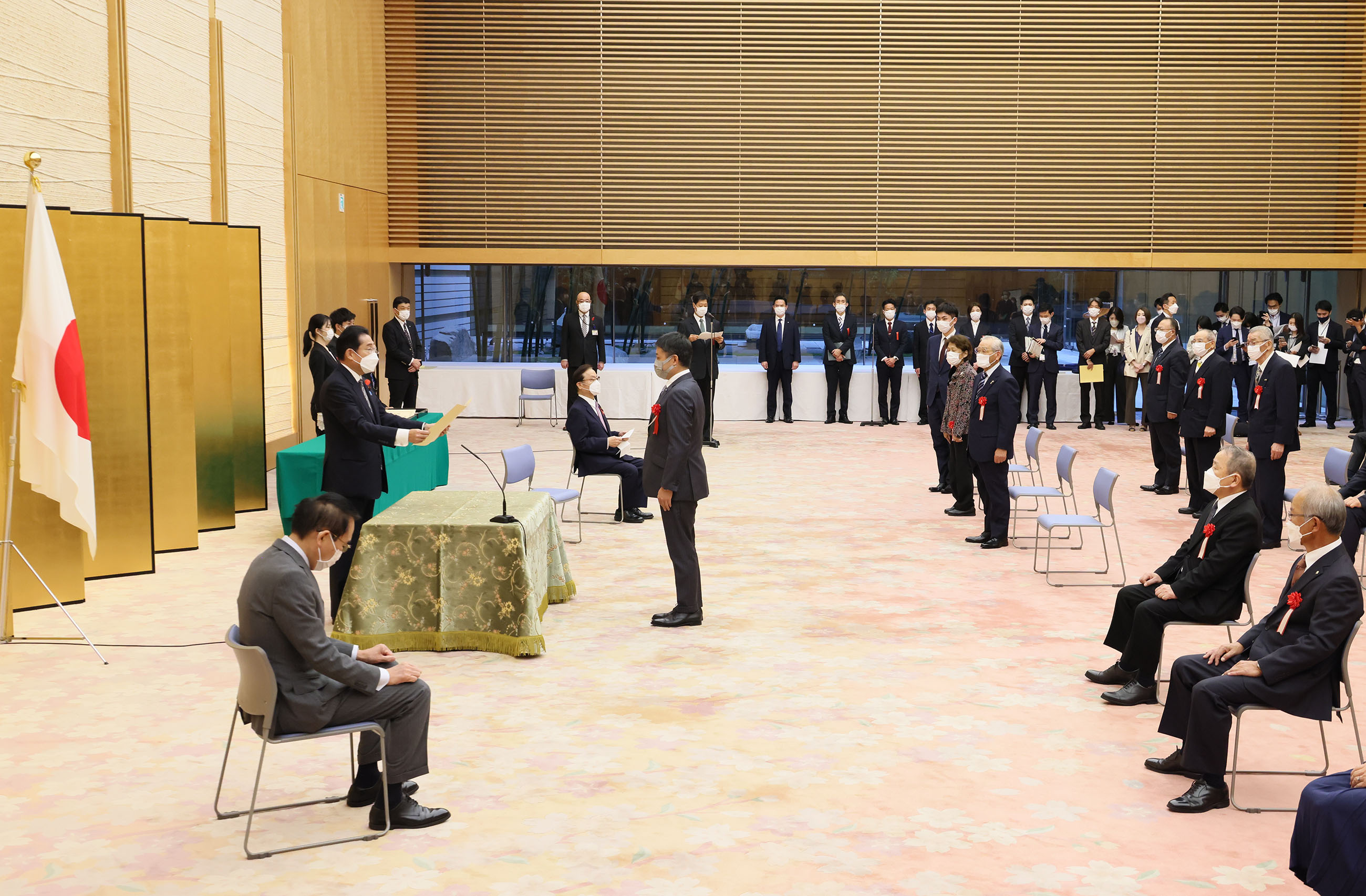 表彰状を授与する岸田総理２
