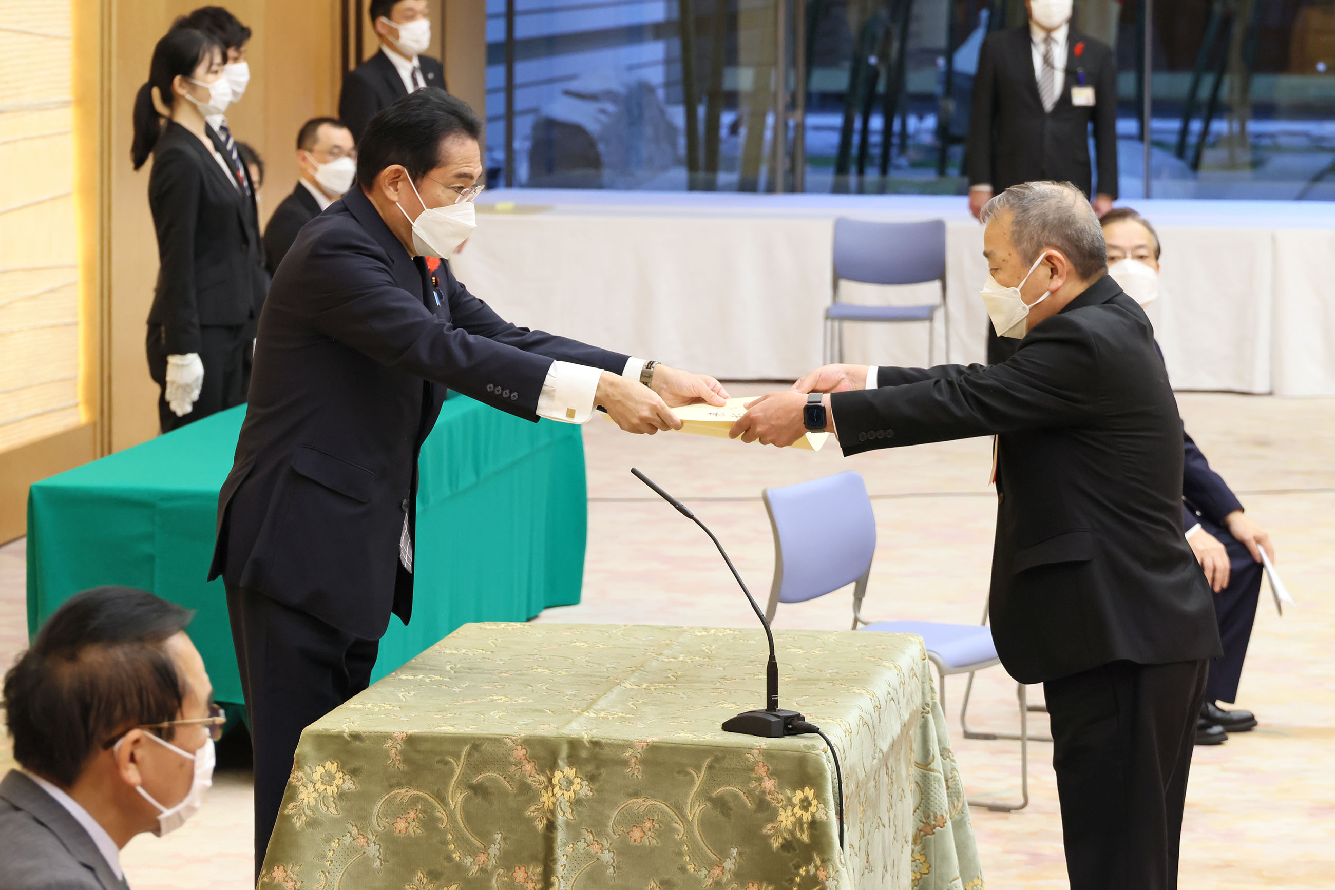 表彰状を授与する岸田総理３