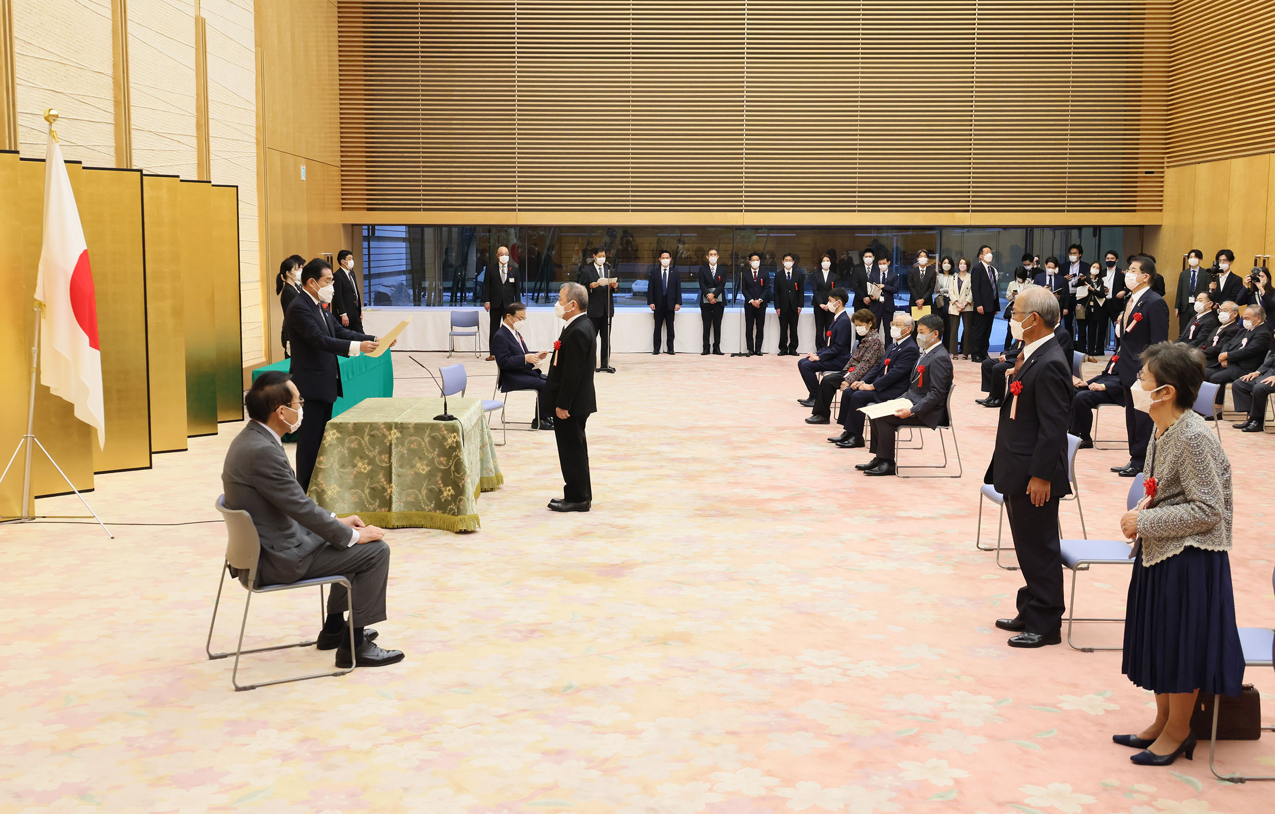 表彰状を授与する岸田総理４