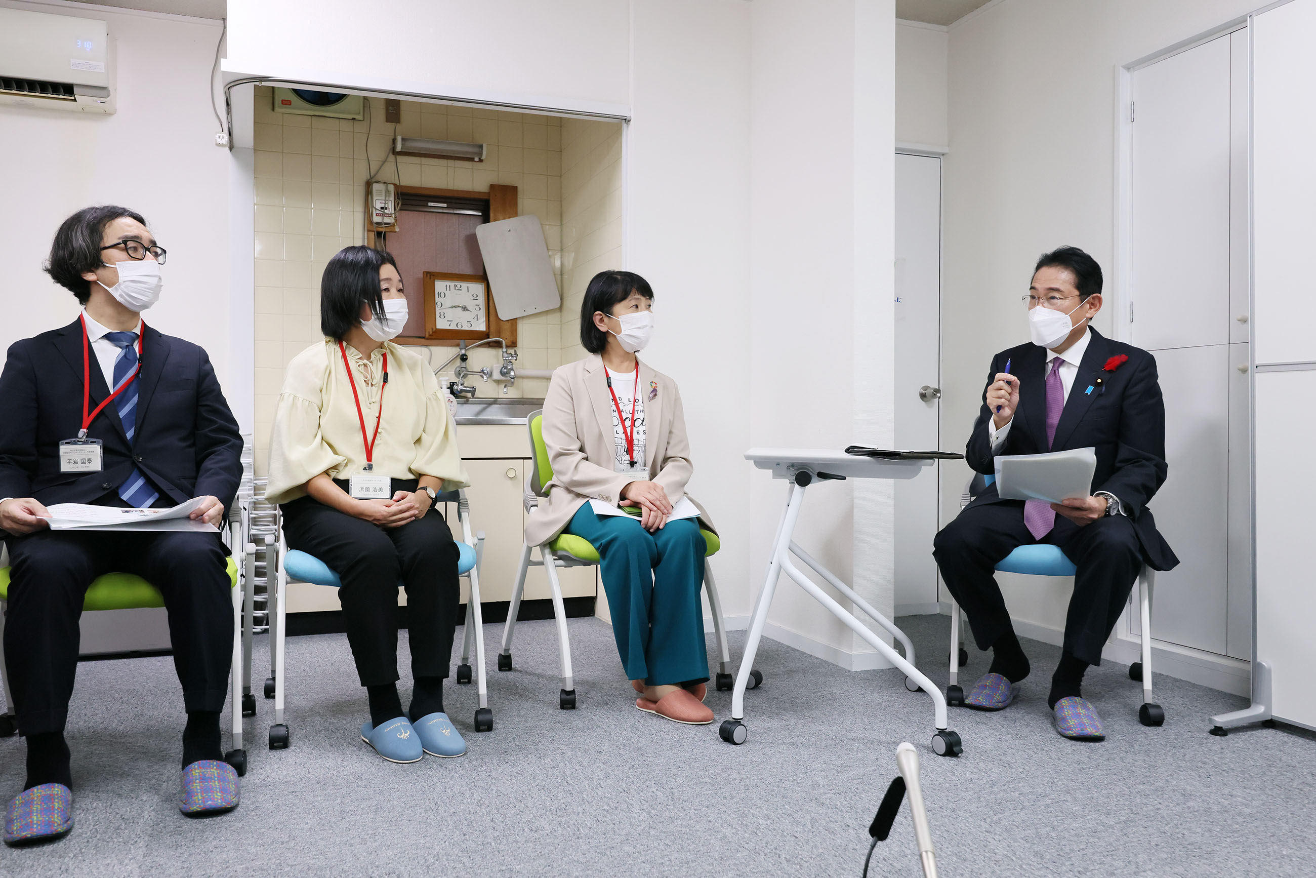 岸田総理は経済的困難を抱える家庭の子どもたちの支援者と車座対話を行いました-