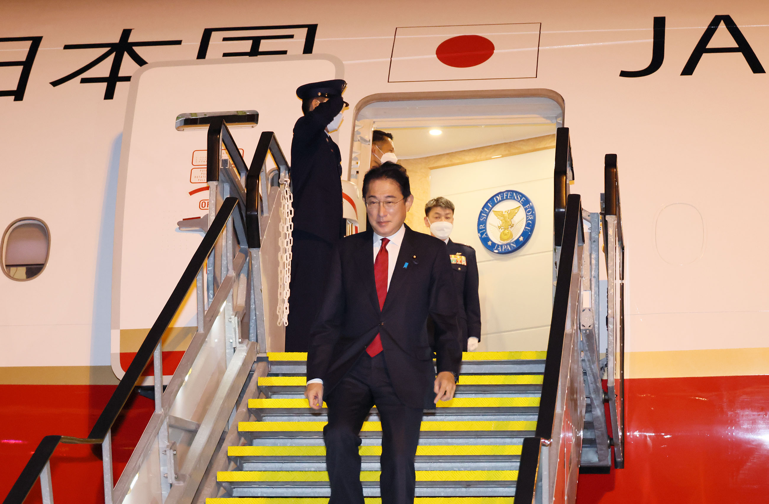 オーストラリアに到着する岸田総理１