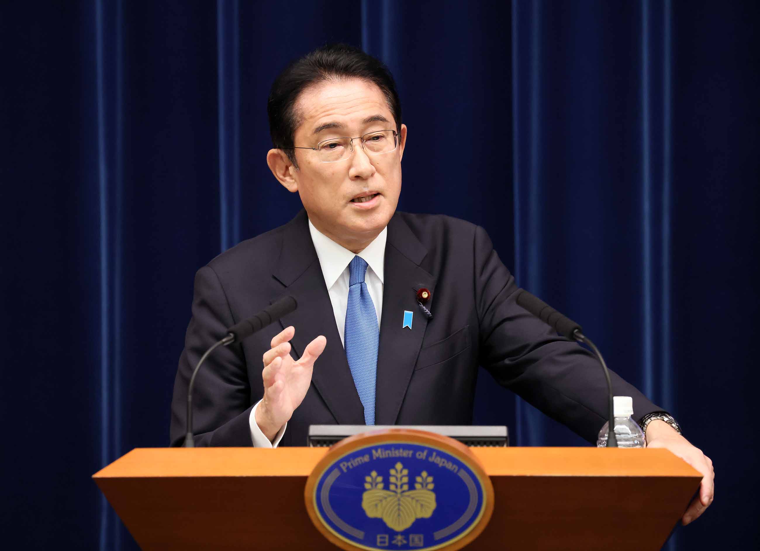 記者の質問に答える岸田総理２