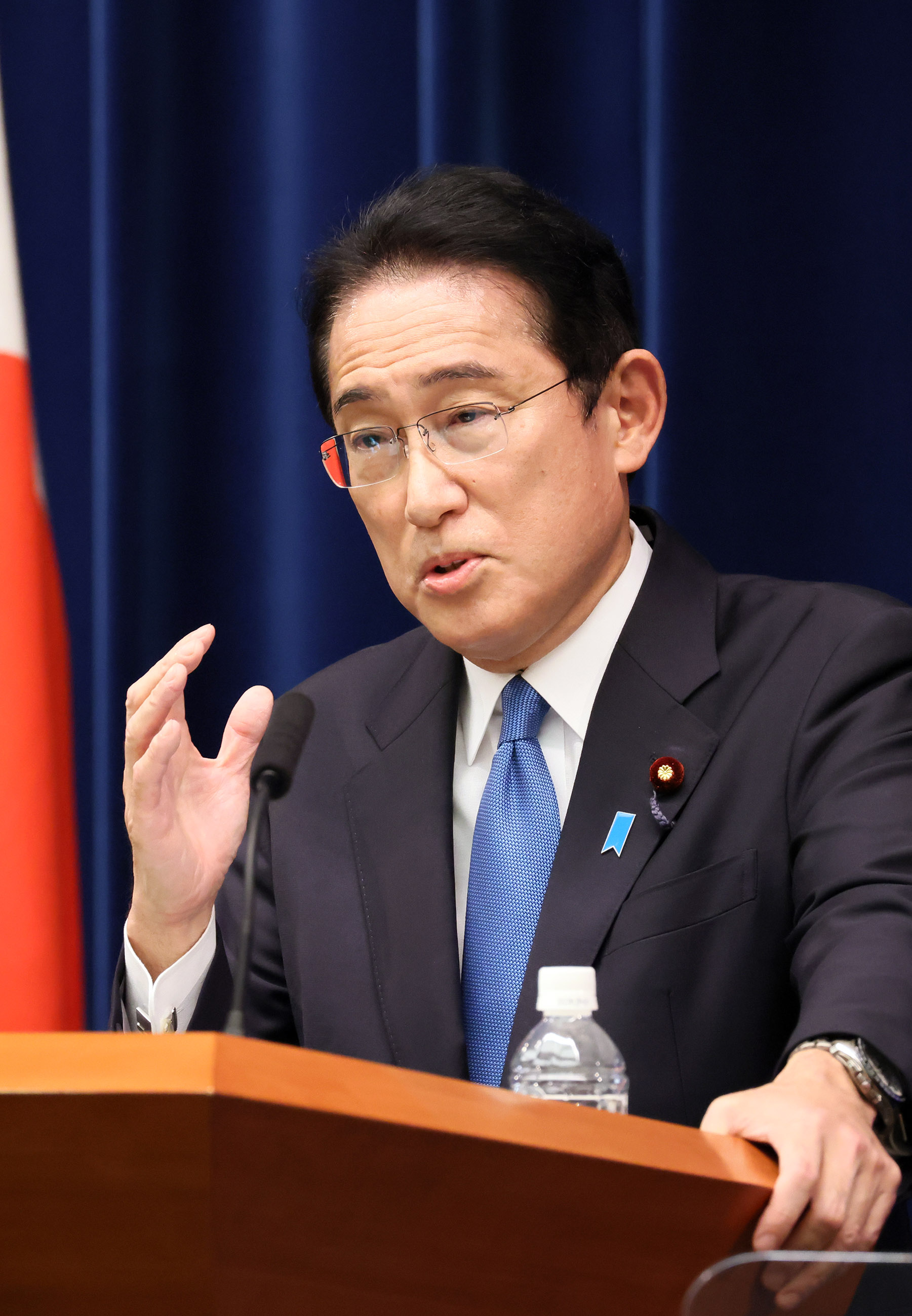 記者の質問に答える岸田総理３