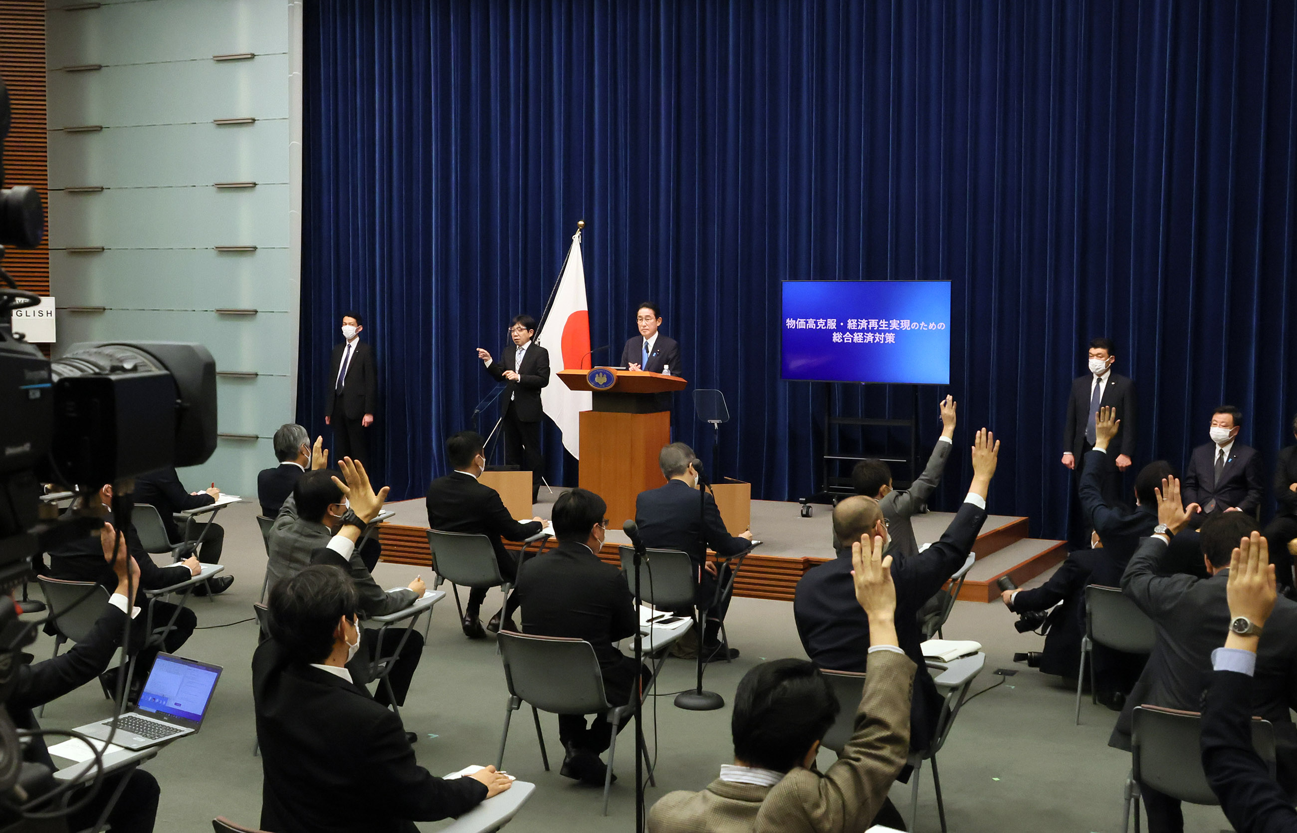 記者の質問に答える岸田総理４