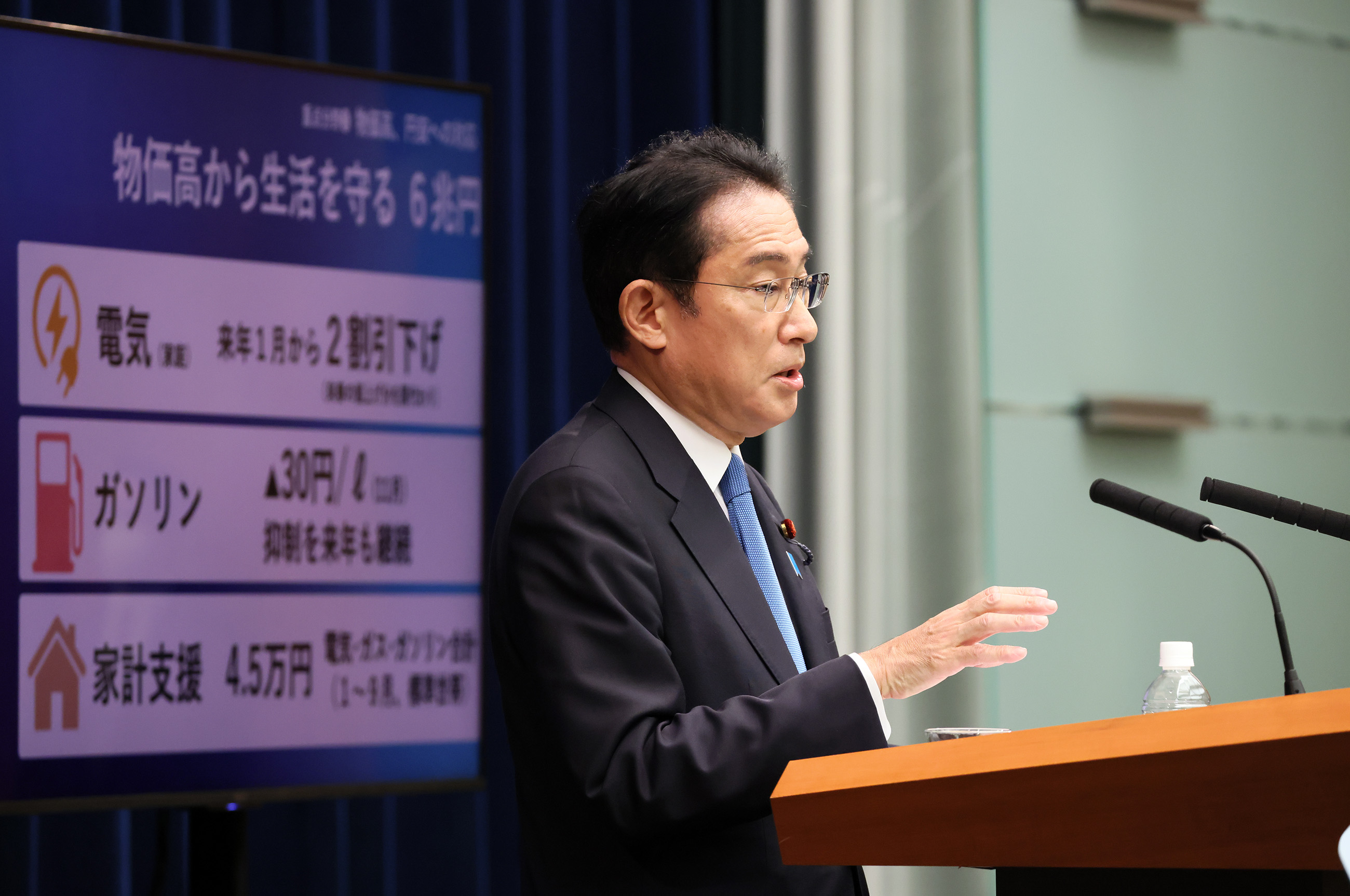 記者の質問に答える岸田総理６